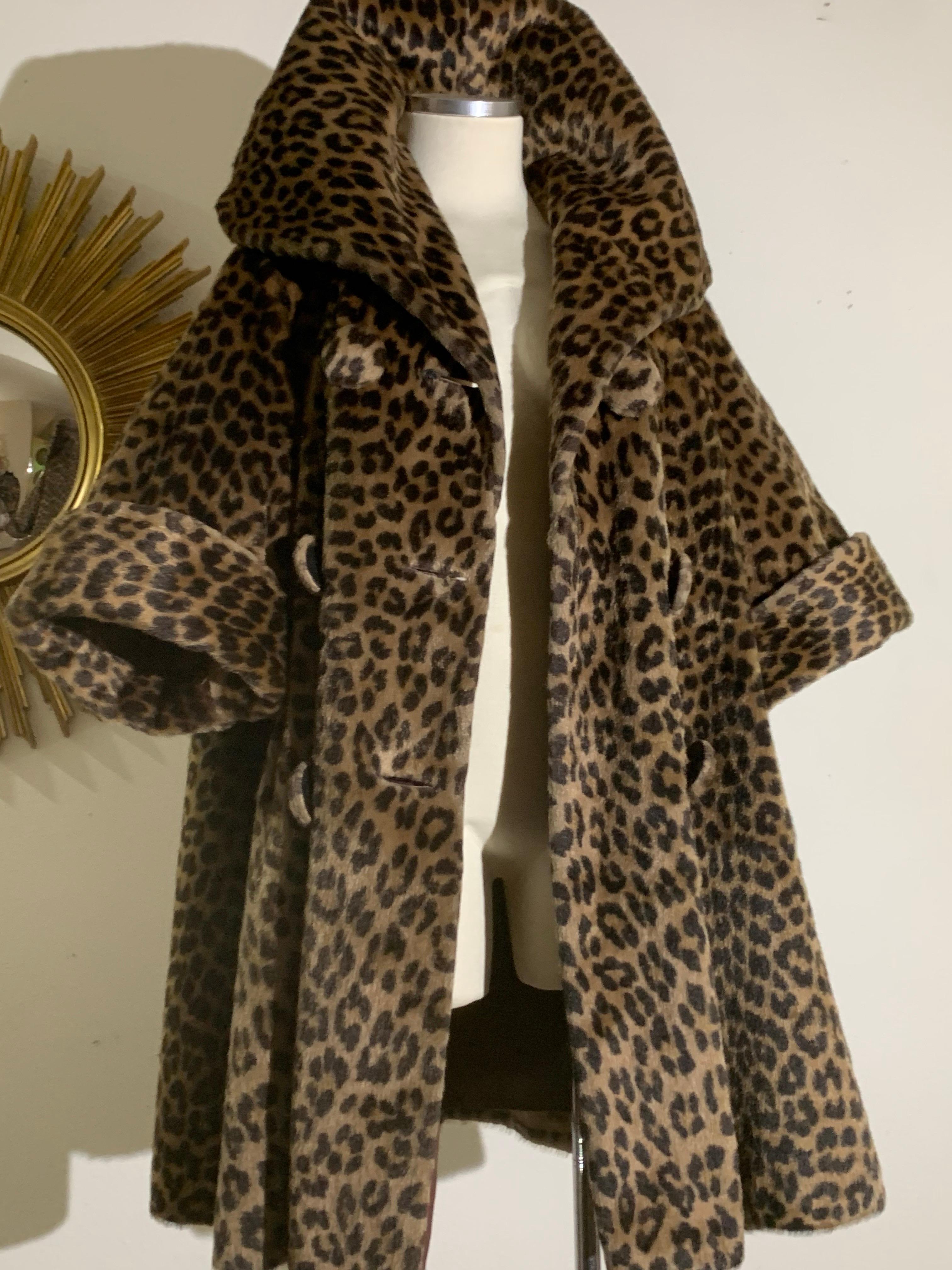 Cappotto swing stile principessa leopardato finto degli anni '60 con colletto a scialle e maniche con polsini in vendita 8