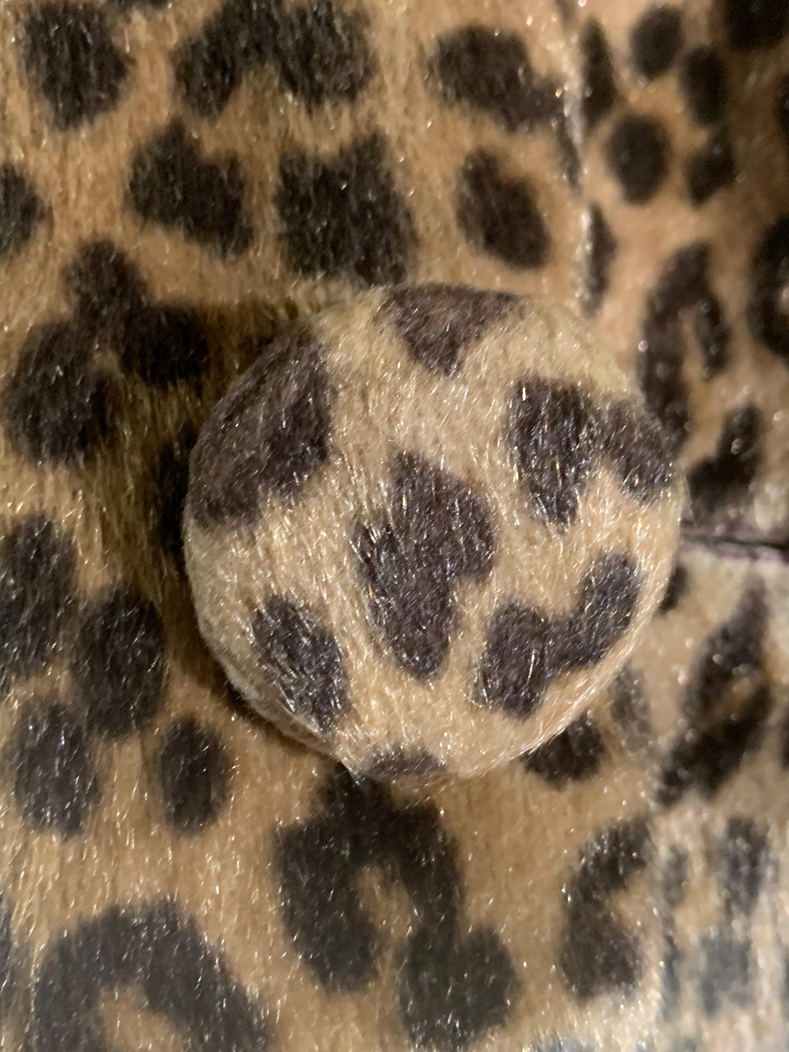 Cappotto swing stile principessa leopardato finto degli anni '60 con colletto a scialle e maniche con polsini in vendita 10