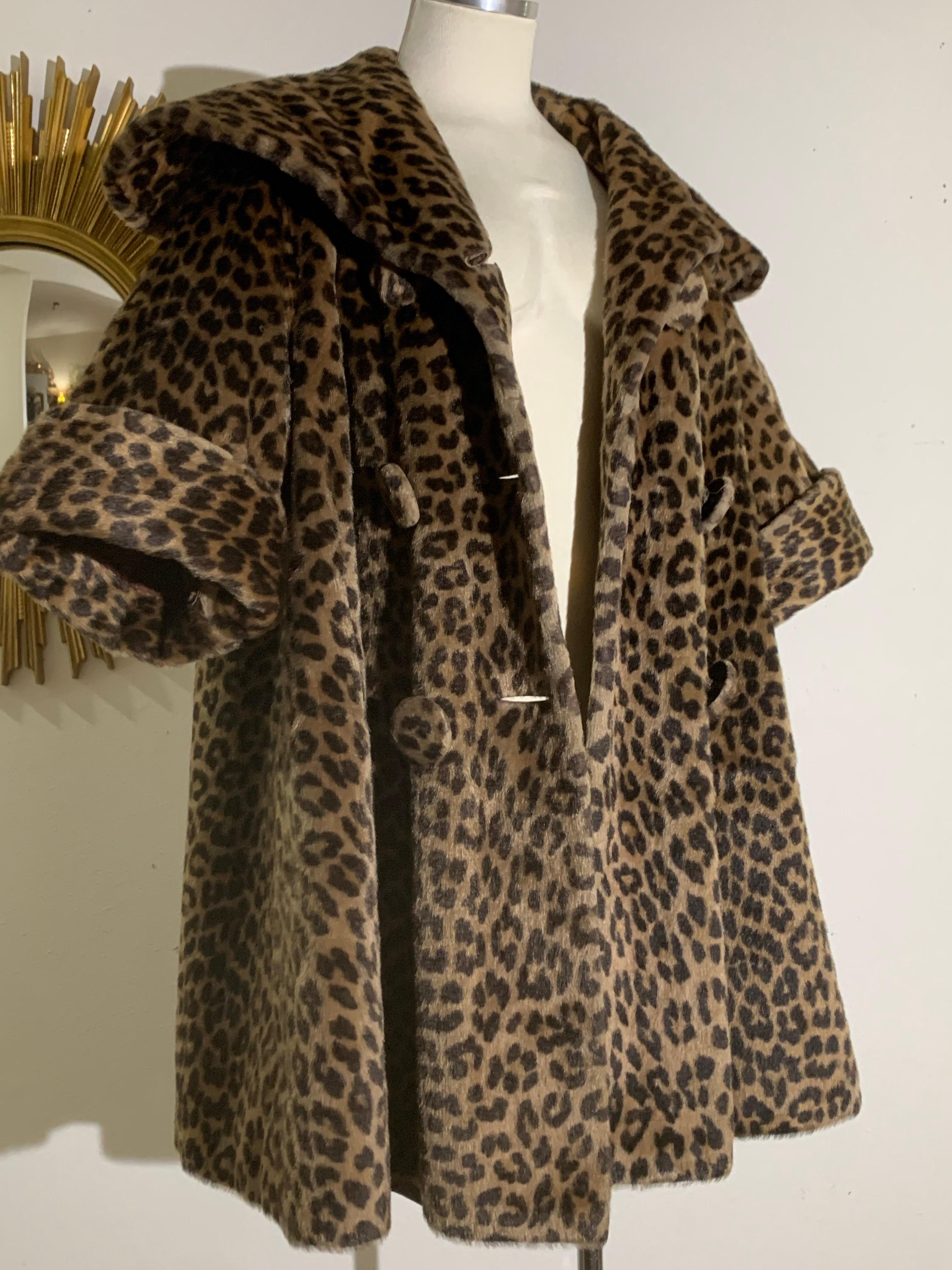 Cappotto swing stile principessa leopardato finto degli anni '60 con colletto a scialle e maniche con polsini in vendita 11