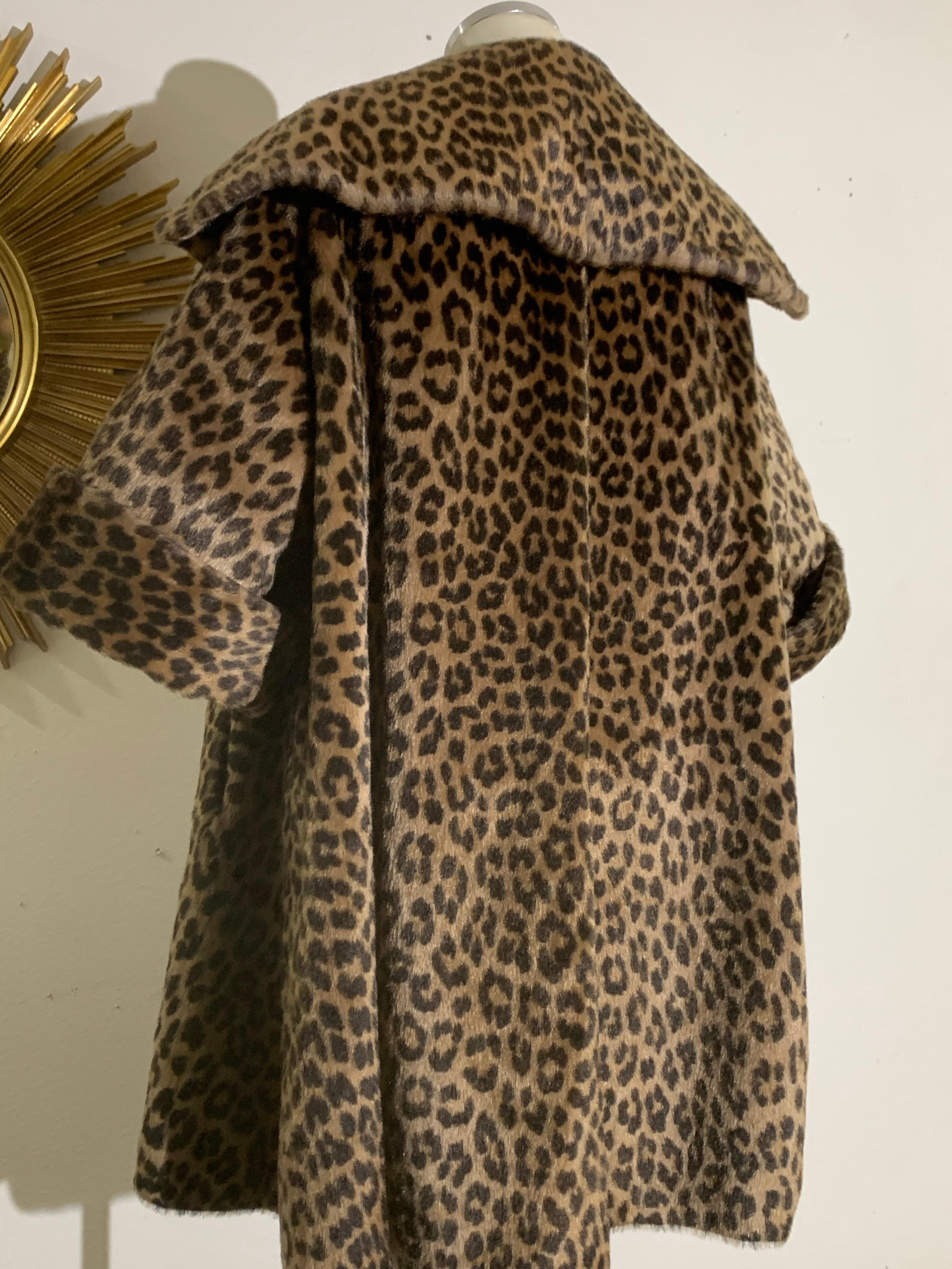 Cappotto swing stile principessa leopardato finto degli anni '60 con colletto a scialle e maniche con polsini in vendita 12