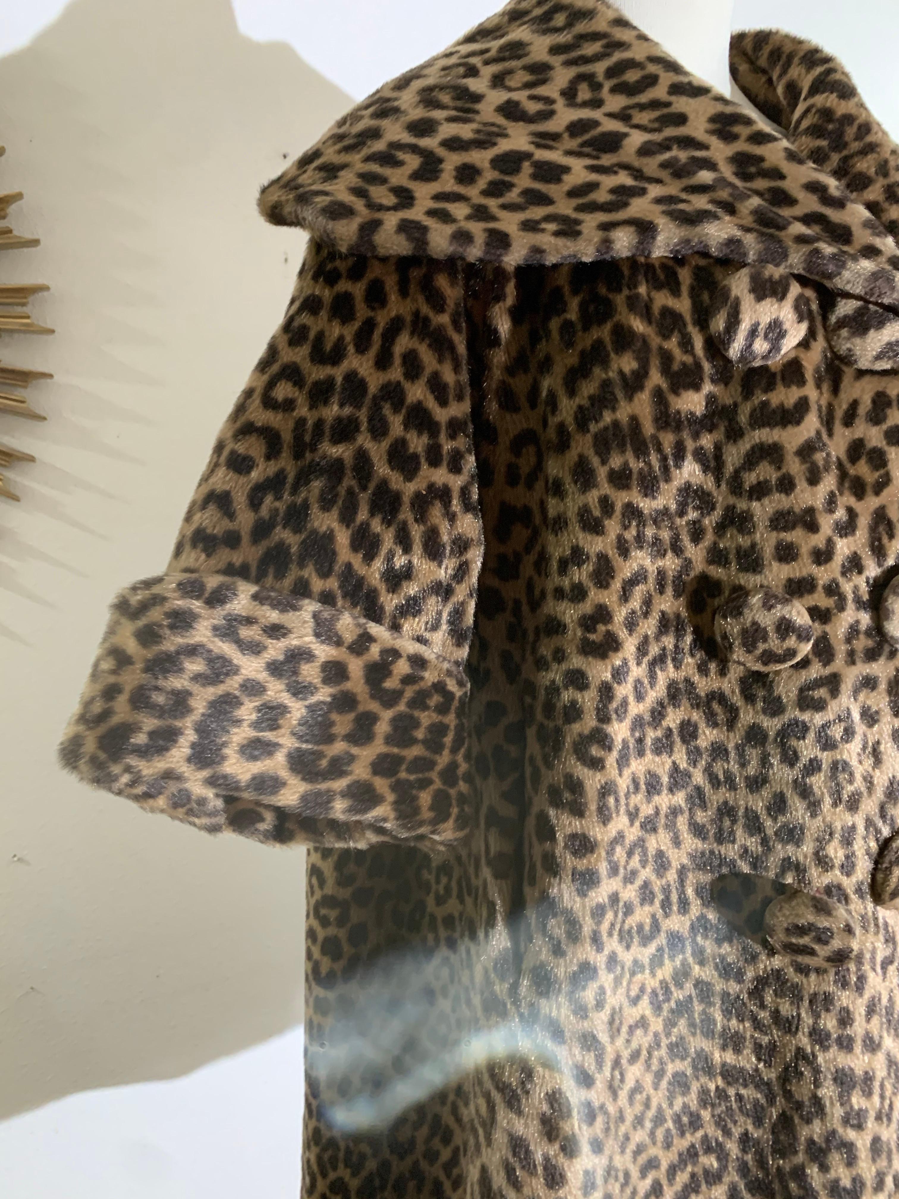 Marrone Cappotto swing stile principessa leopardato finto degli anni '60 con colletto a scialle e maniche con polsini in vendita