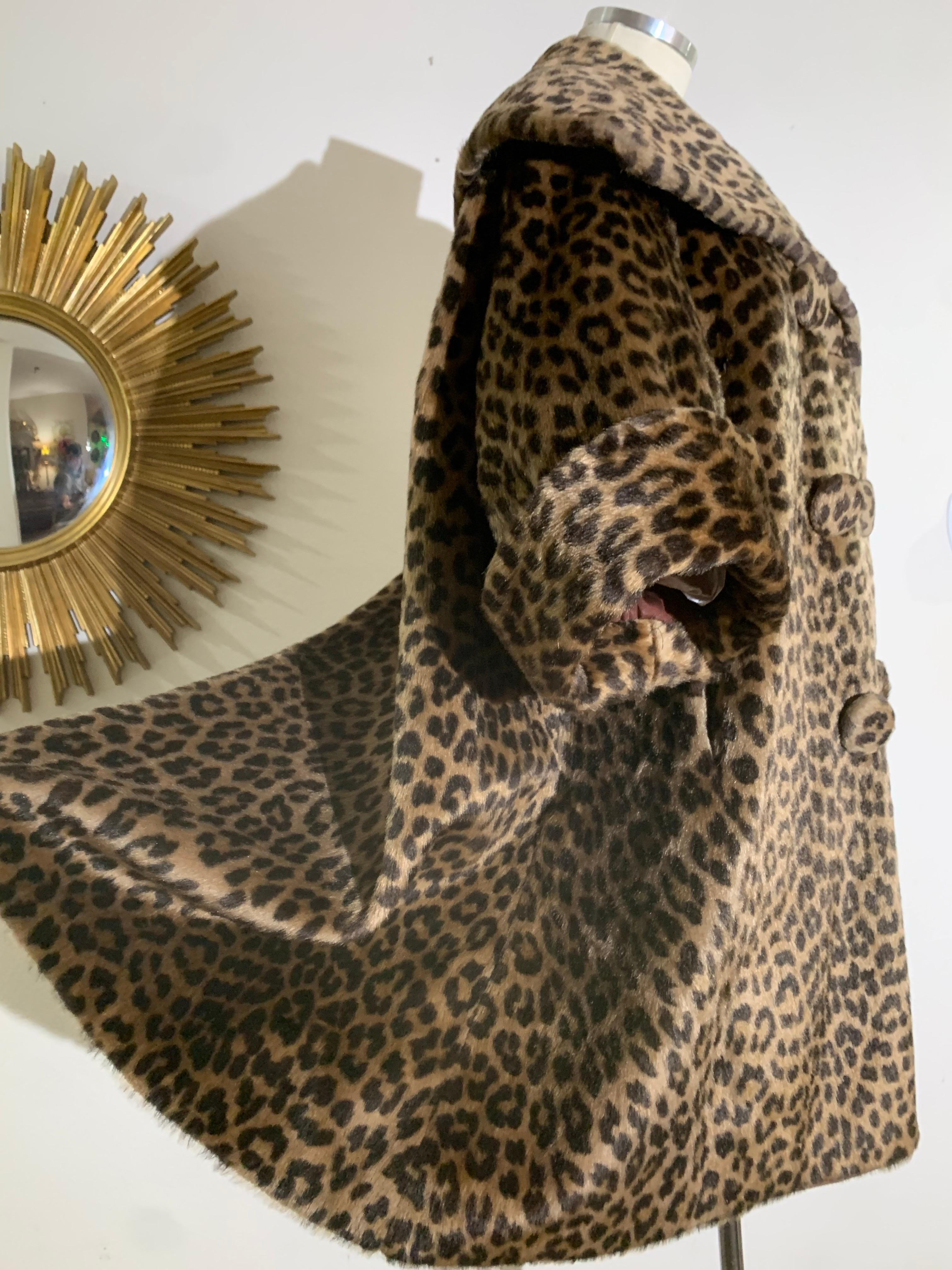 Cappotto swing stile principessa leopardato finto degli anni '60 con colletto a scialle e maniche con polsini In condizioni ottime in vendita a Gresham, OR