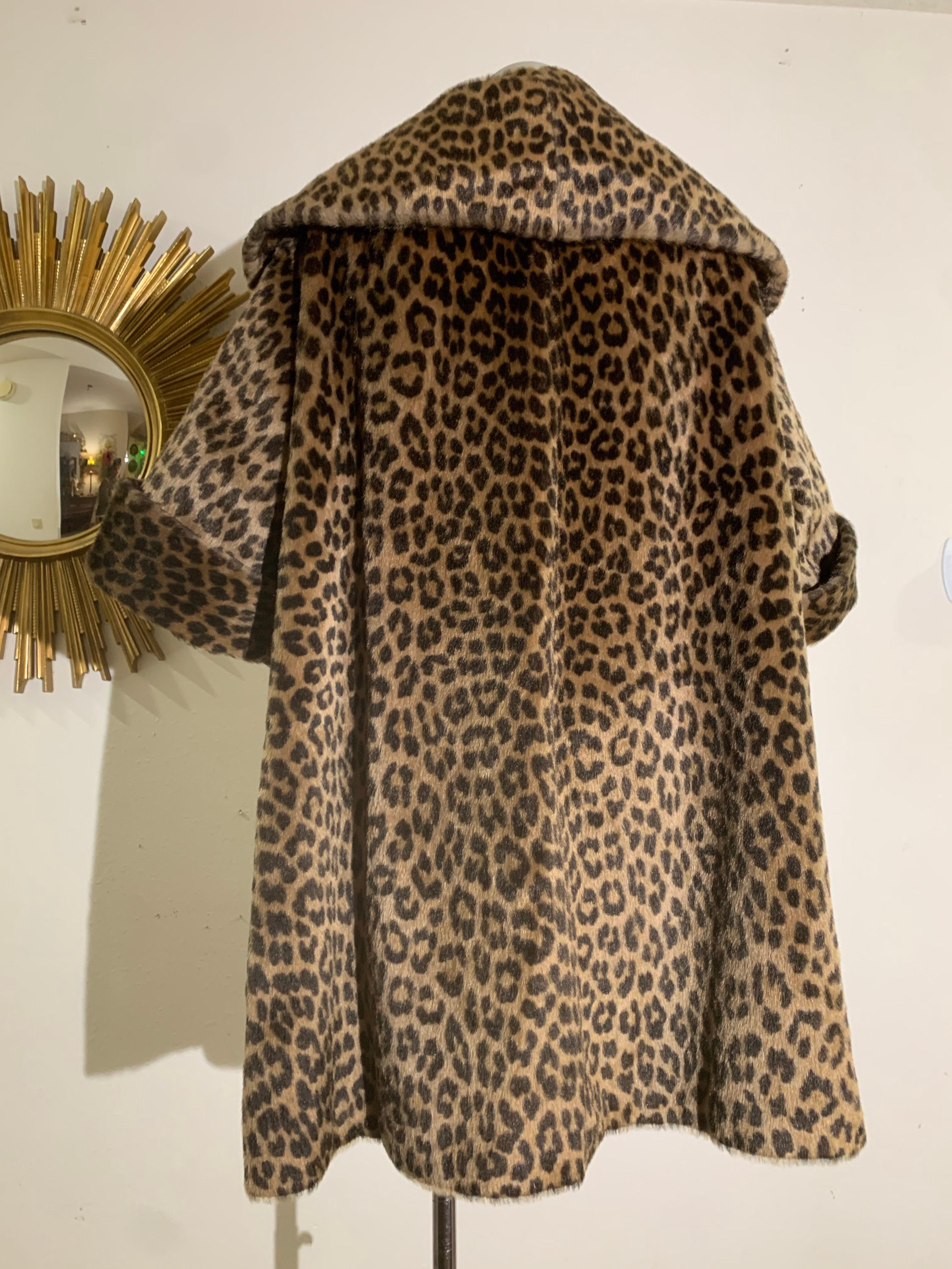 Donna Cappotto swing stile principessa leopardato finto degli anni '60 con colletto a scialle e maniche con polsini in vendita