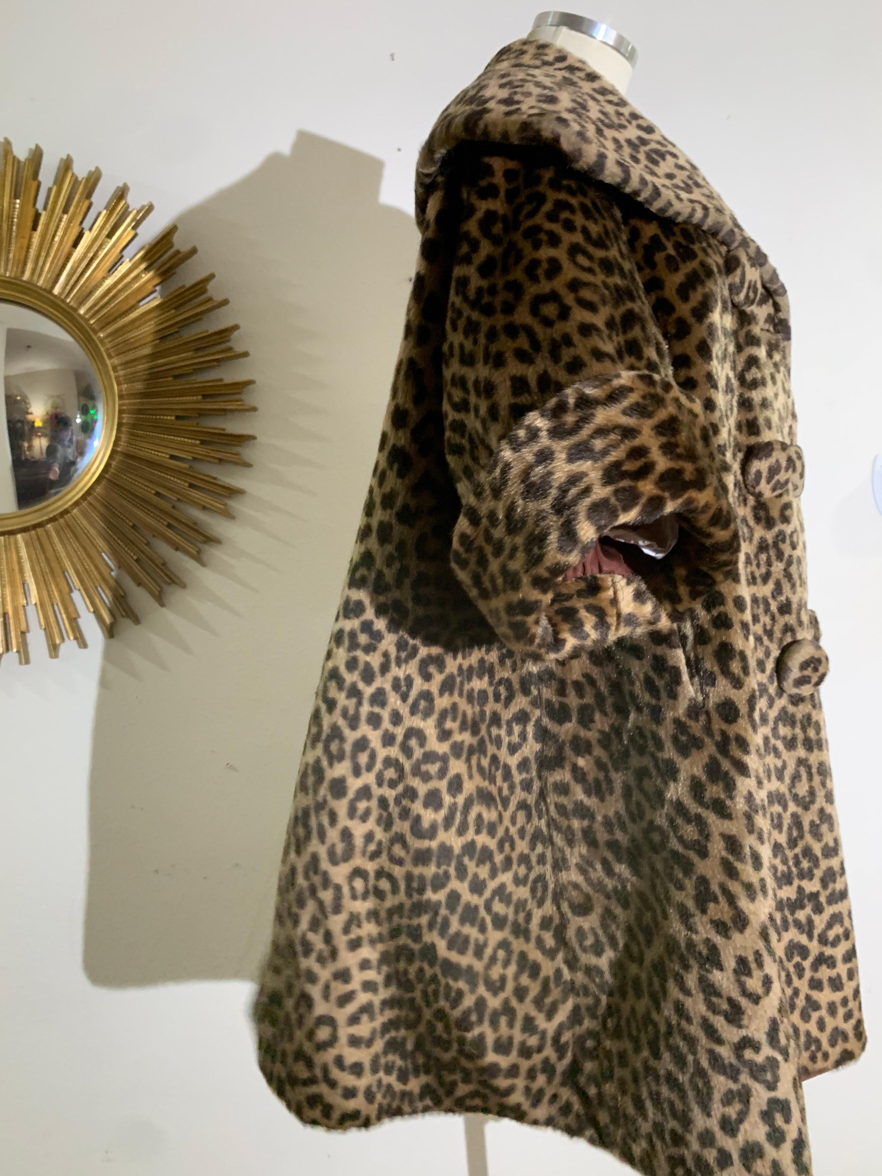 Cappotto swing stile principessa leopardato finto degli anni '60 con colletto a scialle e maniche con polsini in vendita 1