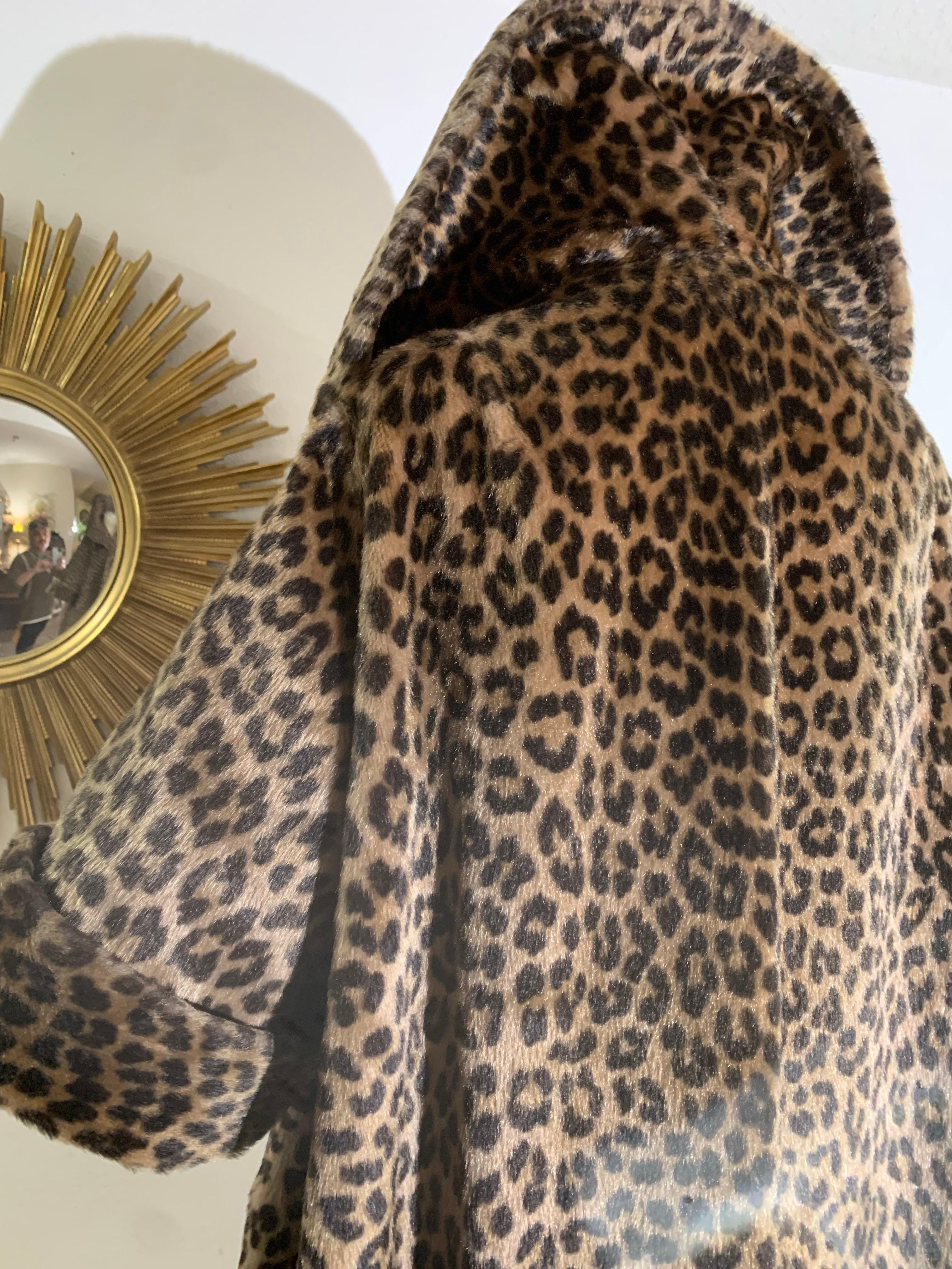 Cappotto swing stile principessa leopardato finto degli anni '60 con colletto a scialle e maniche con polsini in vendita 2