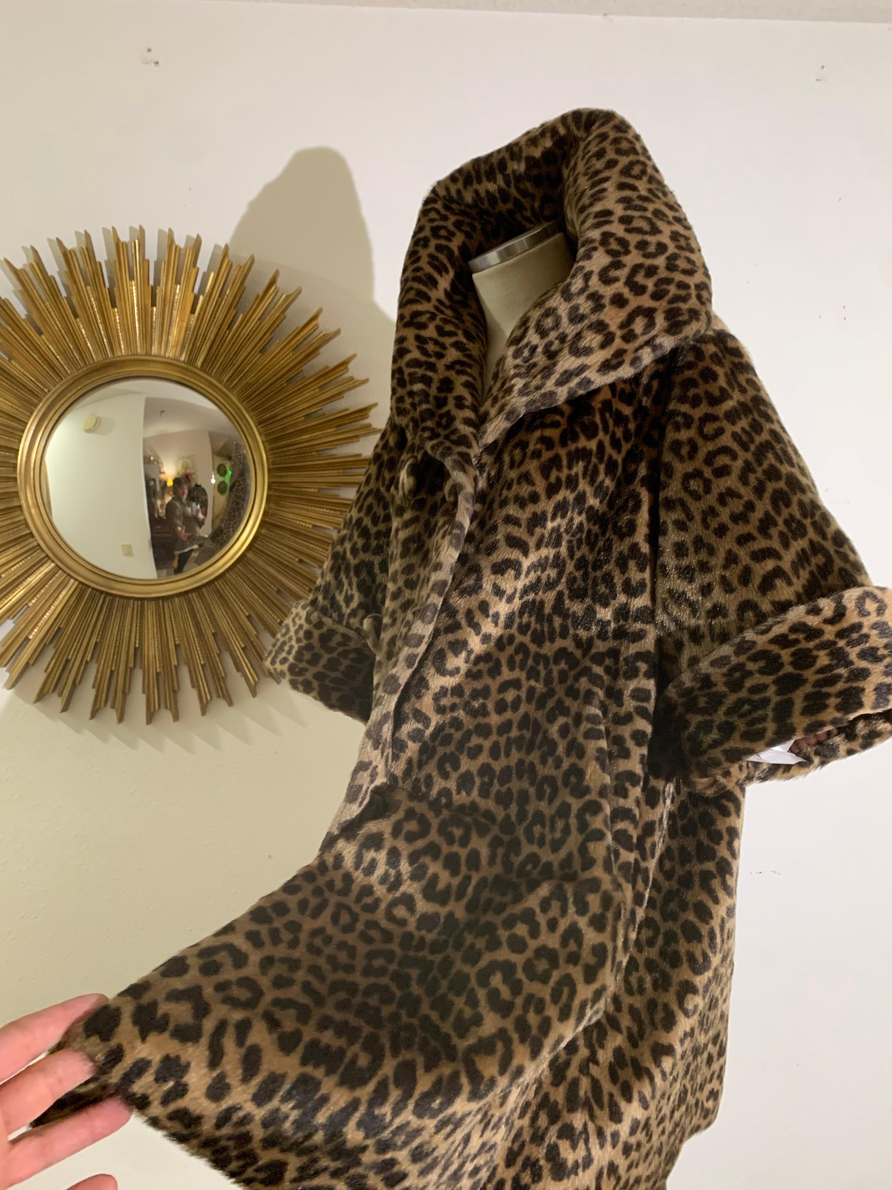 Cappotto swing stile principessa leopardato finto degli anni '60 con colletto a scialle e maniche con polsini in vendita 3