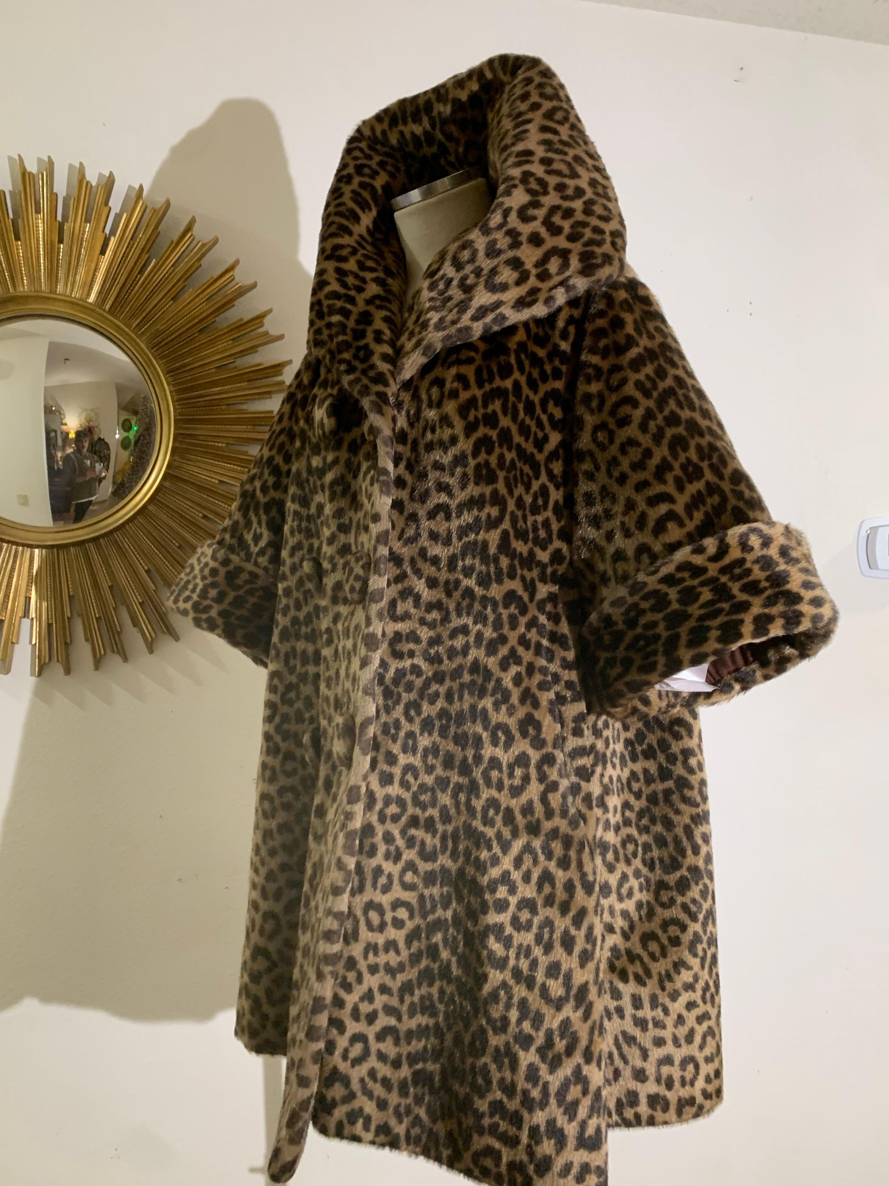 Cappotto swing stile principessa leopardato finto degli anni '60 con colletto a scialle e maniche con polsini in vendita 4
