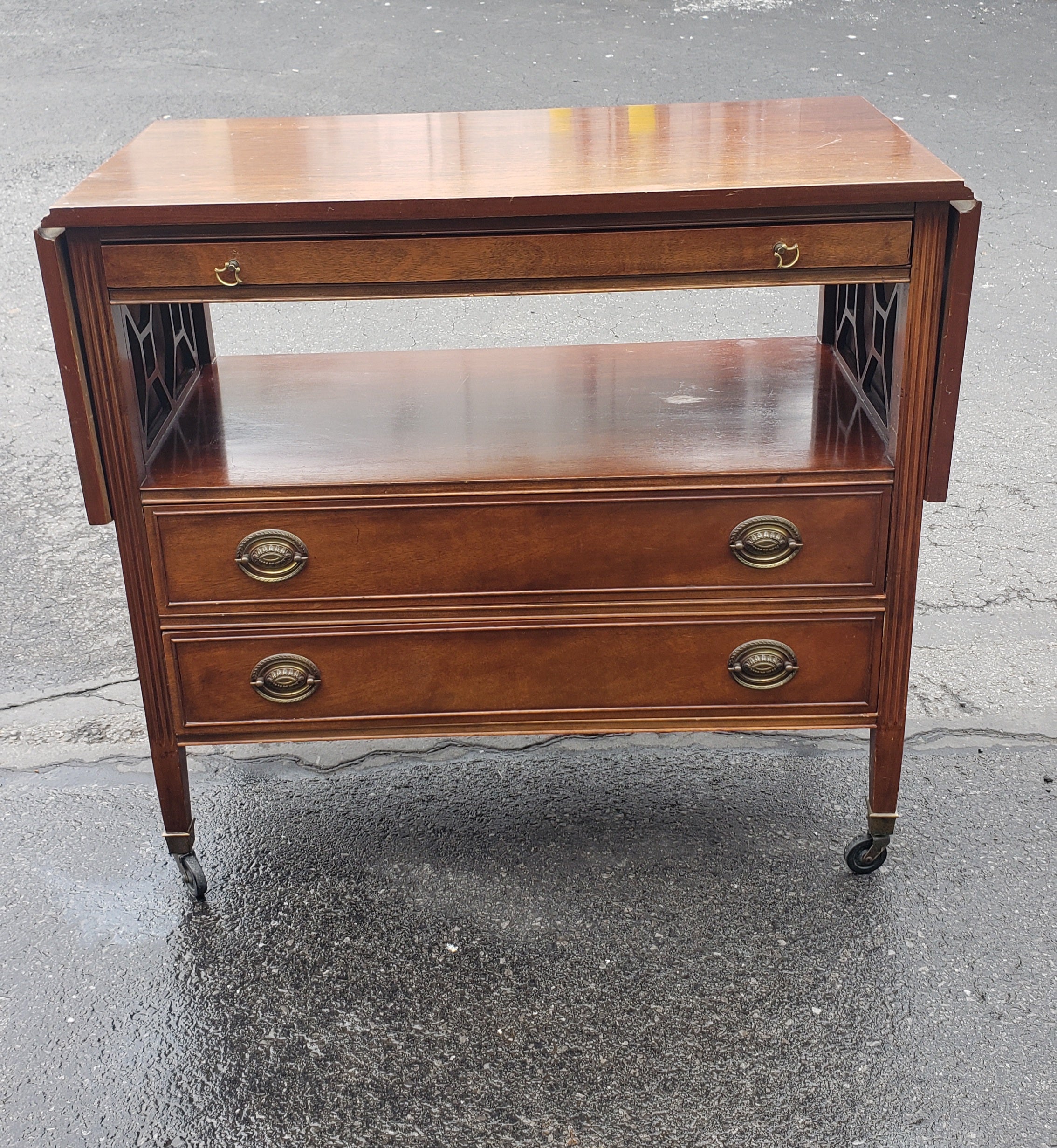 1960s Federal style genuine mahogany drop-leaf rolling buffet server and bar cart with 3 drawers functioning perfectly, with dovetail joints construction. Measures 62.25