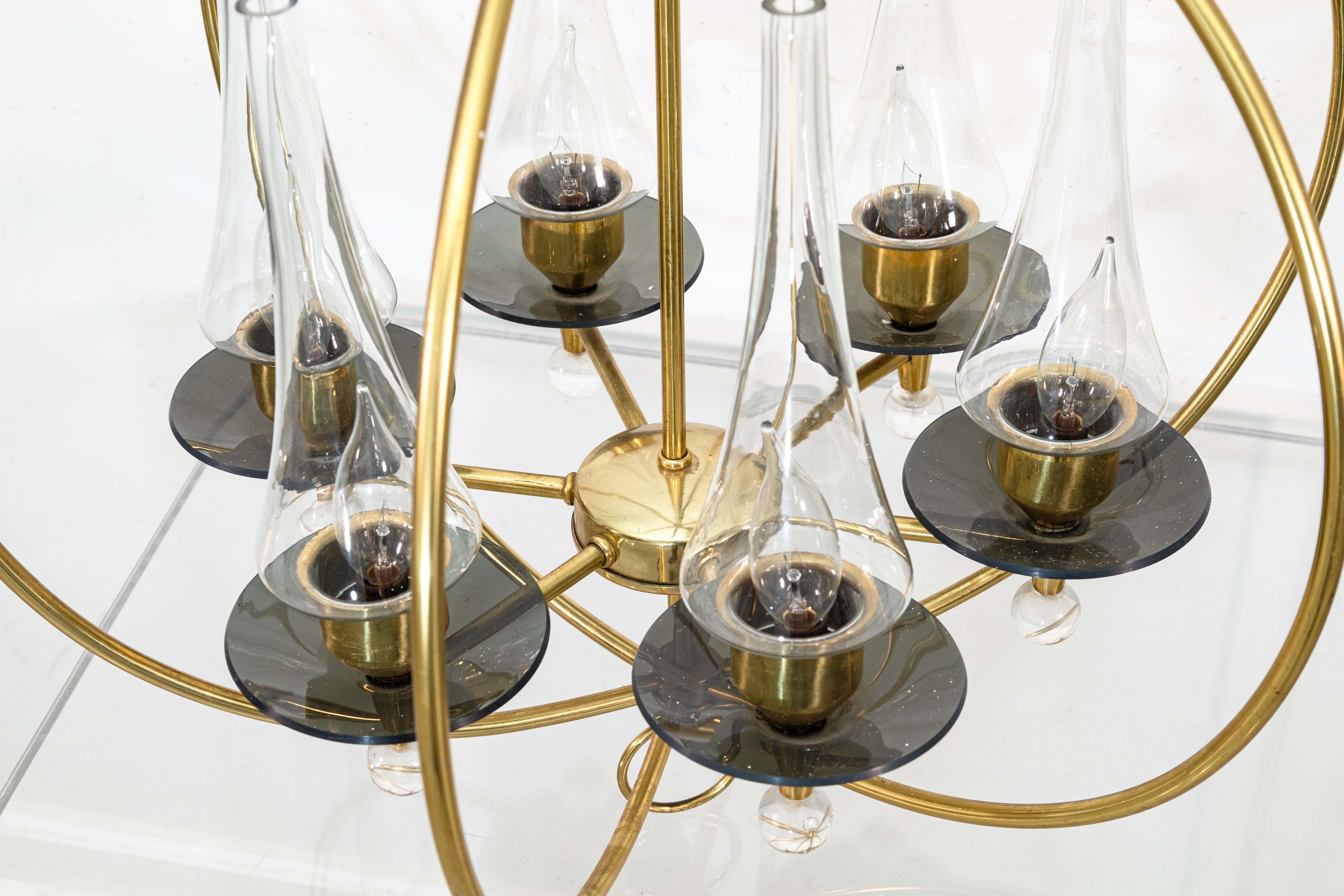 Mid-Century moderno Lampadario a catena Feldman del 1960, in ottone, vetro e lucite, della modernità di metà secolo in vendita