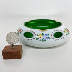 Cenicero Moser festivo de cristal blanco floral verde dorado de los años 60 República Checa