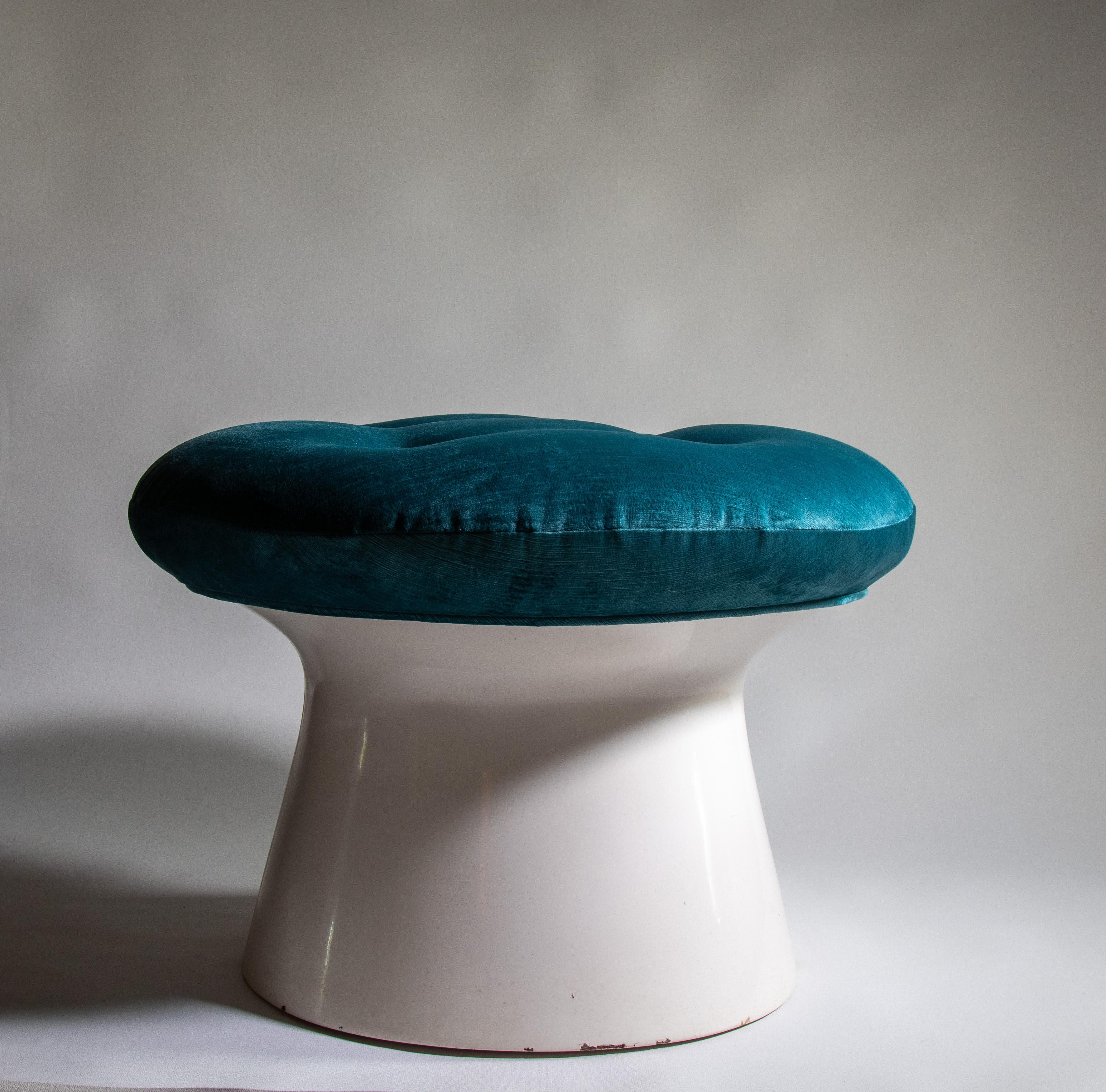 A 1960’s fiberglass ottoman in the manner of Verner Panton, Chromcraft or Michel Cadestin’s Karate Chair. A unique form that will add interest and extra seating to your interior design. 

Dimensions:

23” diameter x 16.25” height

Condition: 

New