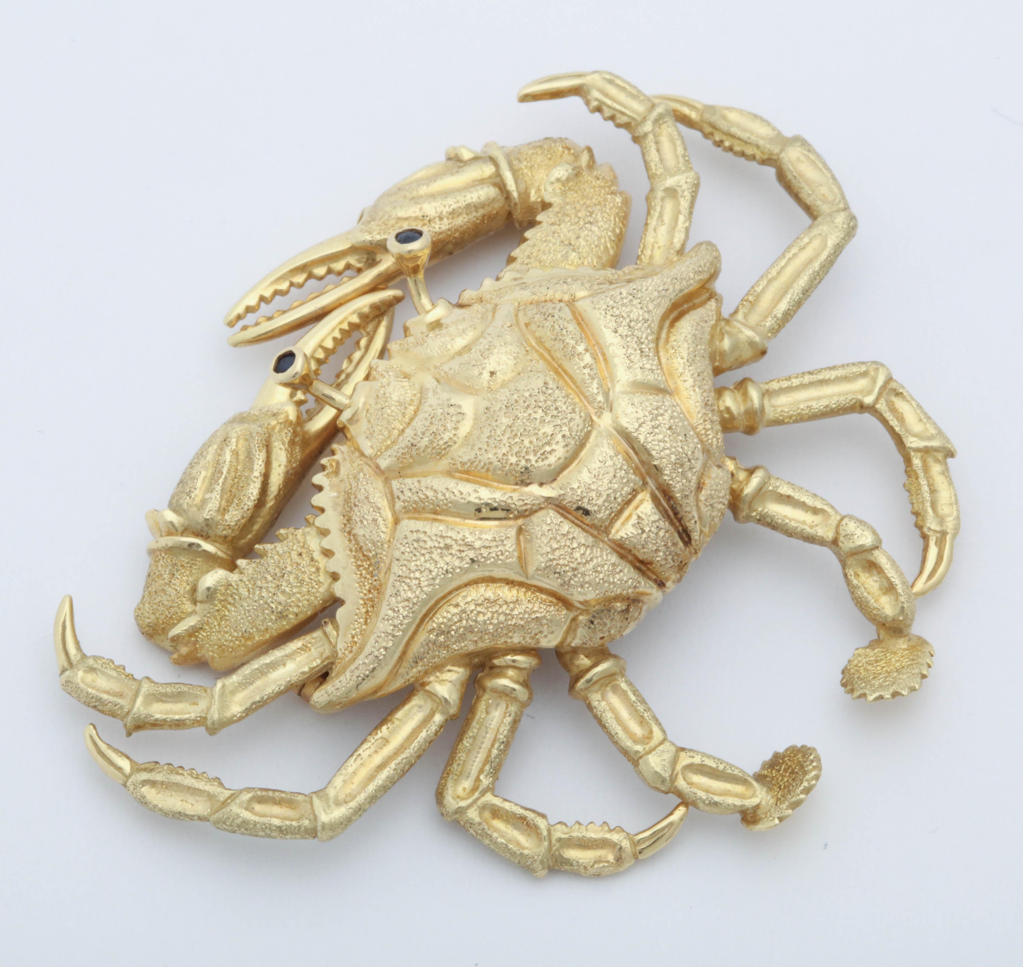 Round Cut 1960s Figural Crab Brooch with Textured Gold and Sapphire Eyes