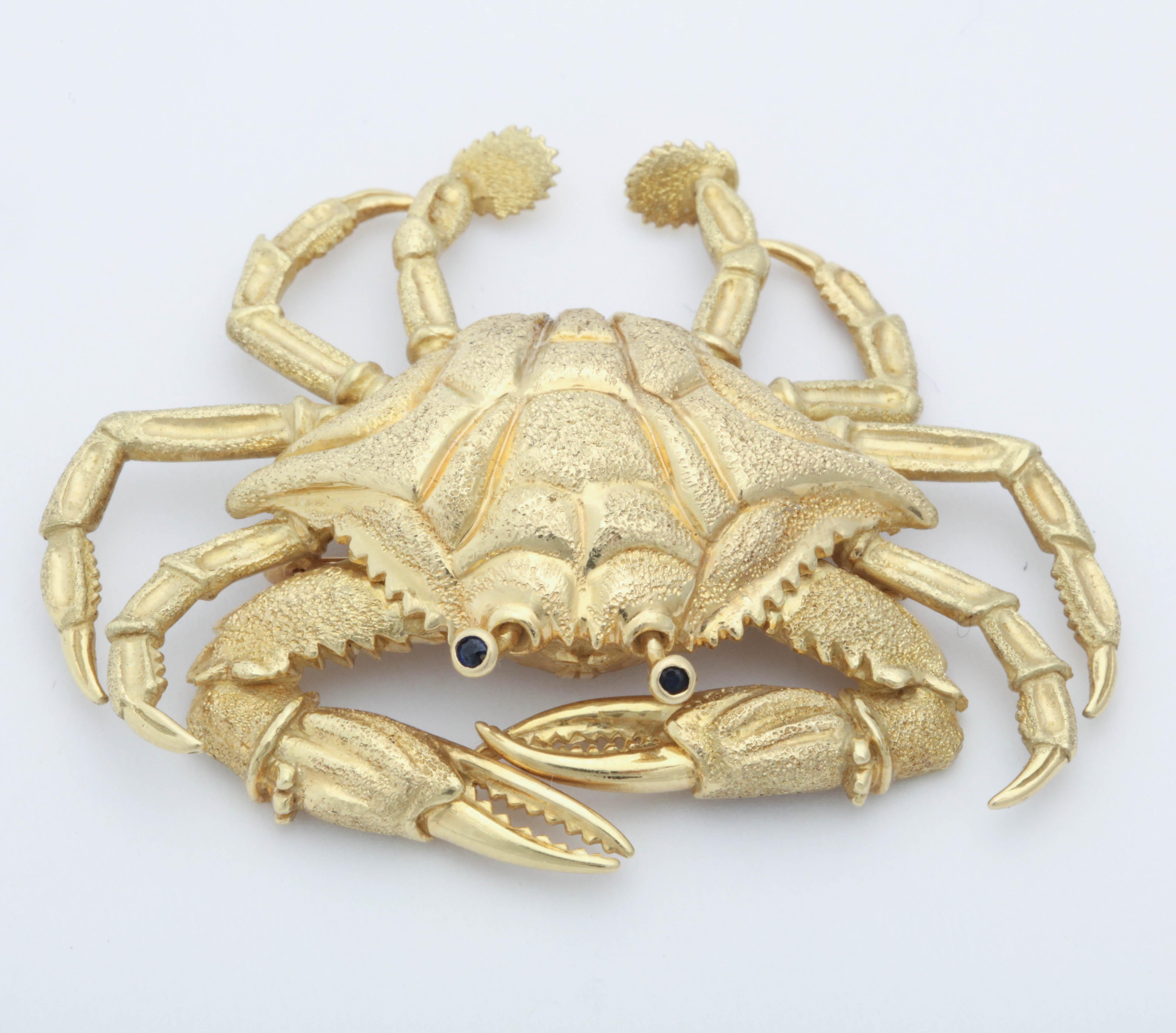 1960s Figural Crab Brooch with Textured Gold and Sapphire Eyes In Good Condition In New York, NY
