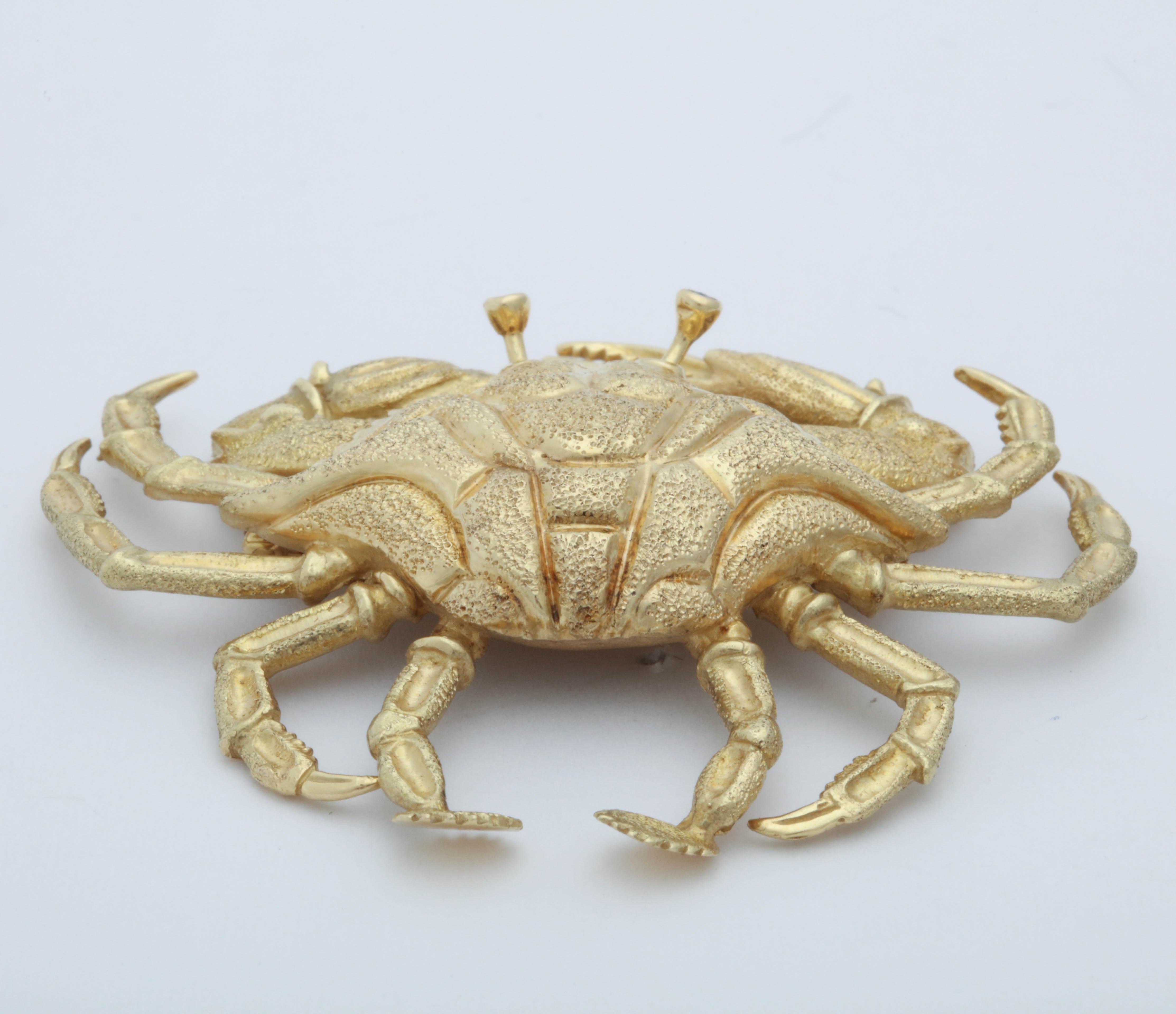 1960s Figural Crab Brooch with Textured Gold and Sapphire Eyes 3