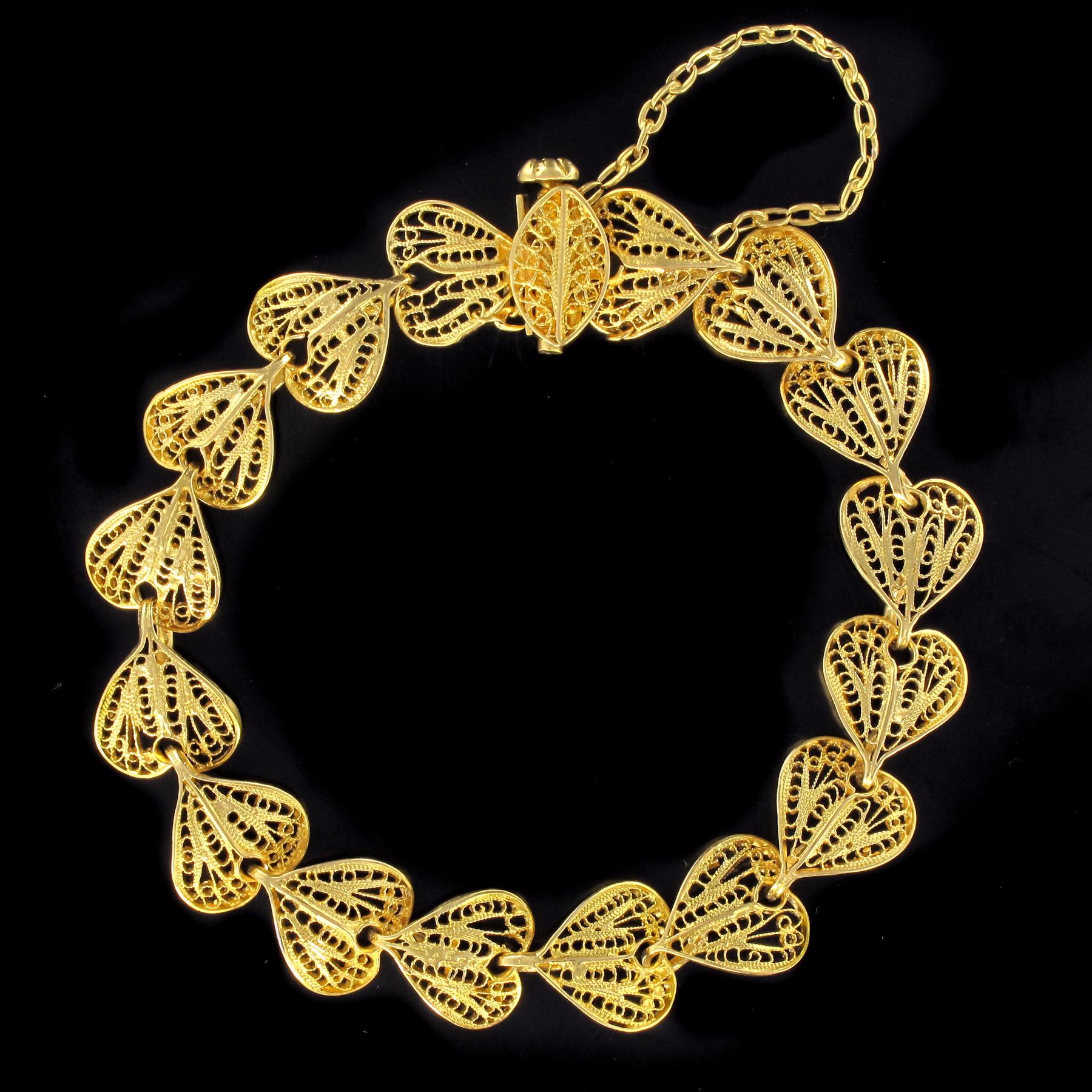 Bracelet in 18 carats yellow gold.
Link bracelet, it consists of links in the form of hearts openwork filigree. The clasp is screwed with safety chain.
Length: 18 cm, pattern width: 1.2 cm, clasp width: 1.5 cm, thickness: 4 mm.
Total weight of the