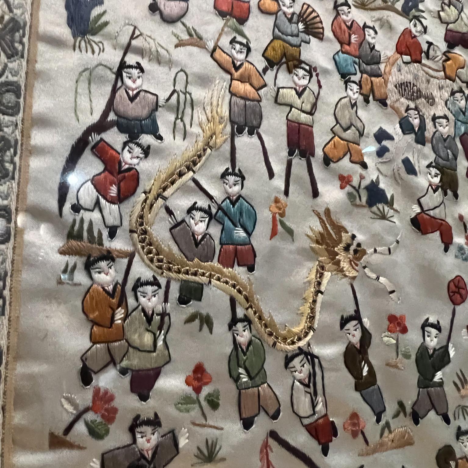 Feine chinesische bestickte Wandteppichplatte aus Seide, 1960er Jahre im Angebot 6