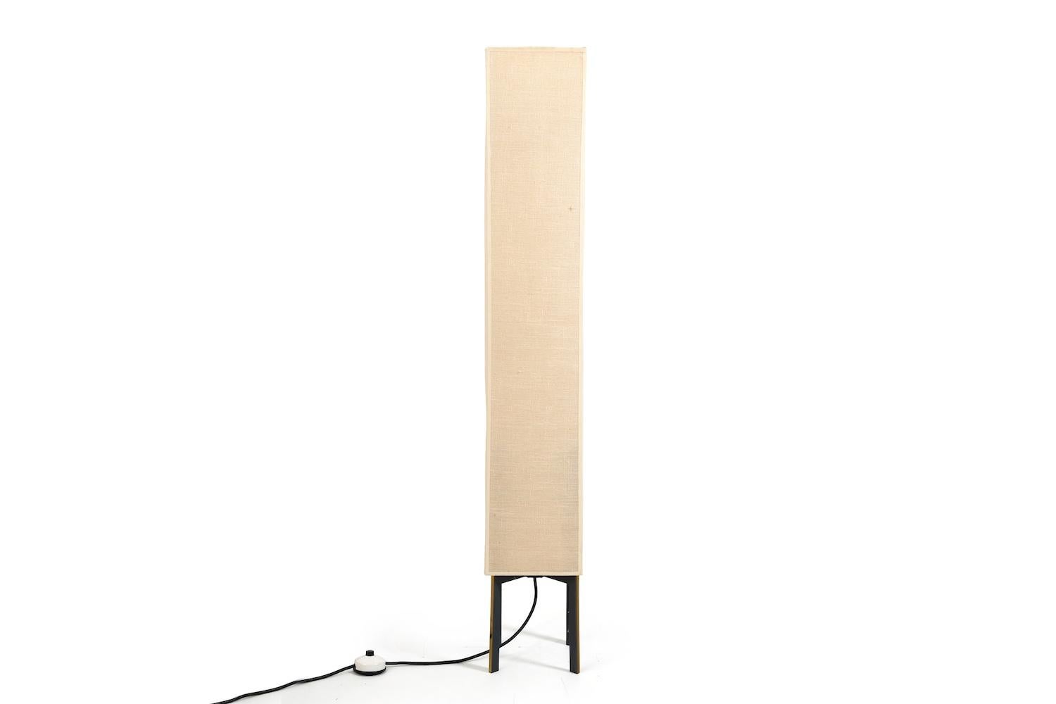Quadratische Stehleuchte mit quadratischem Lampenschirm aus Leinen und grauem Sockel mit Messingteilen. 3 Lichtquellen. Wahrscheinlich Dänemark, 1960er Jahre. Hochwertige Produktion.