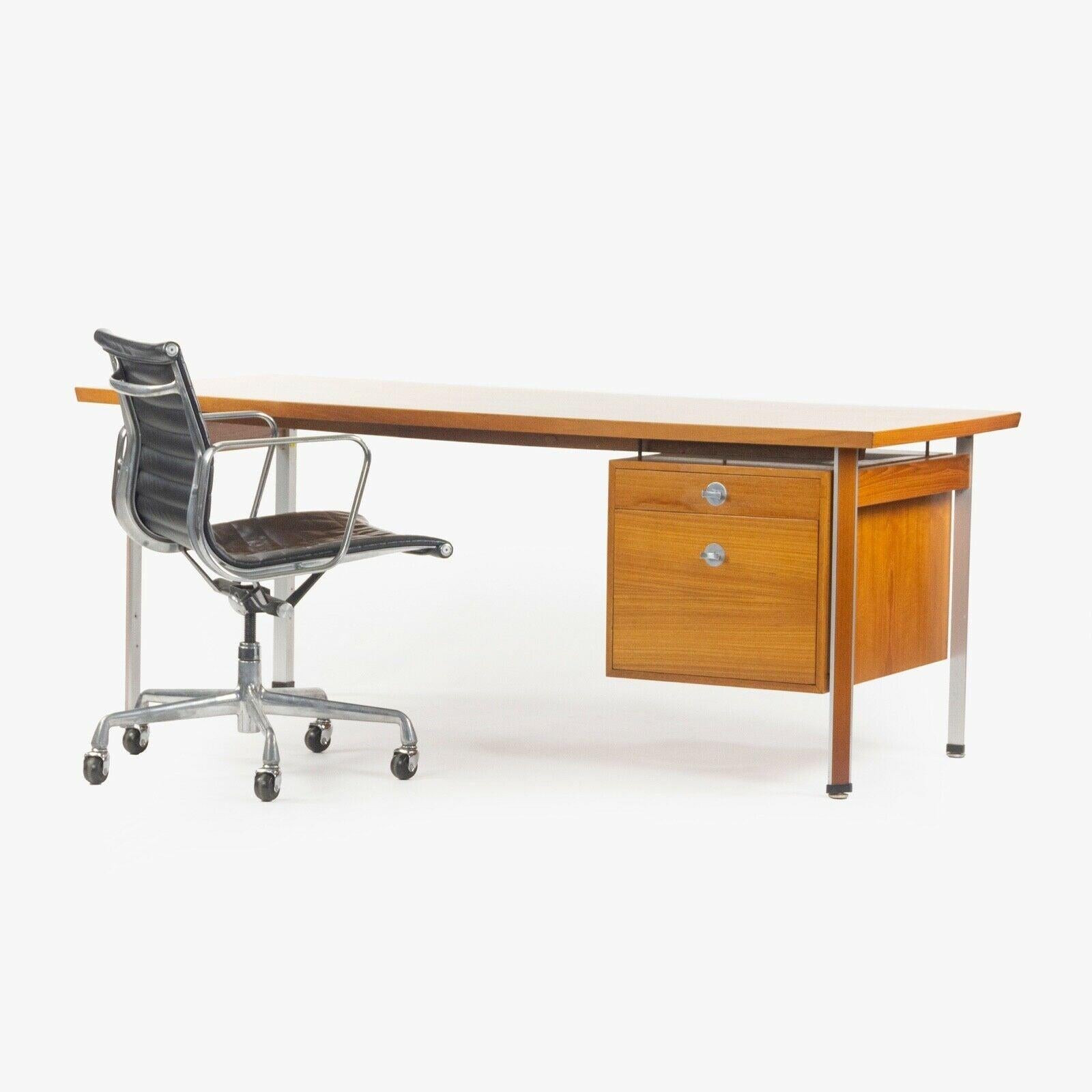 Zum Verkauf steht ein Finn Juhl für France & Son Technocrat Schreibtisch Modell 963 aus Teakholz aus den 1960er Jahren. Insgesamt ist dieser Artikel in sehr gutem bis ausgezeichnetem Zustand. Die Holzplatte ist frei von größeren Kratzern, Flecken