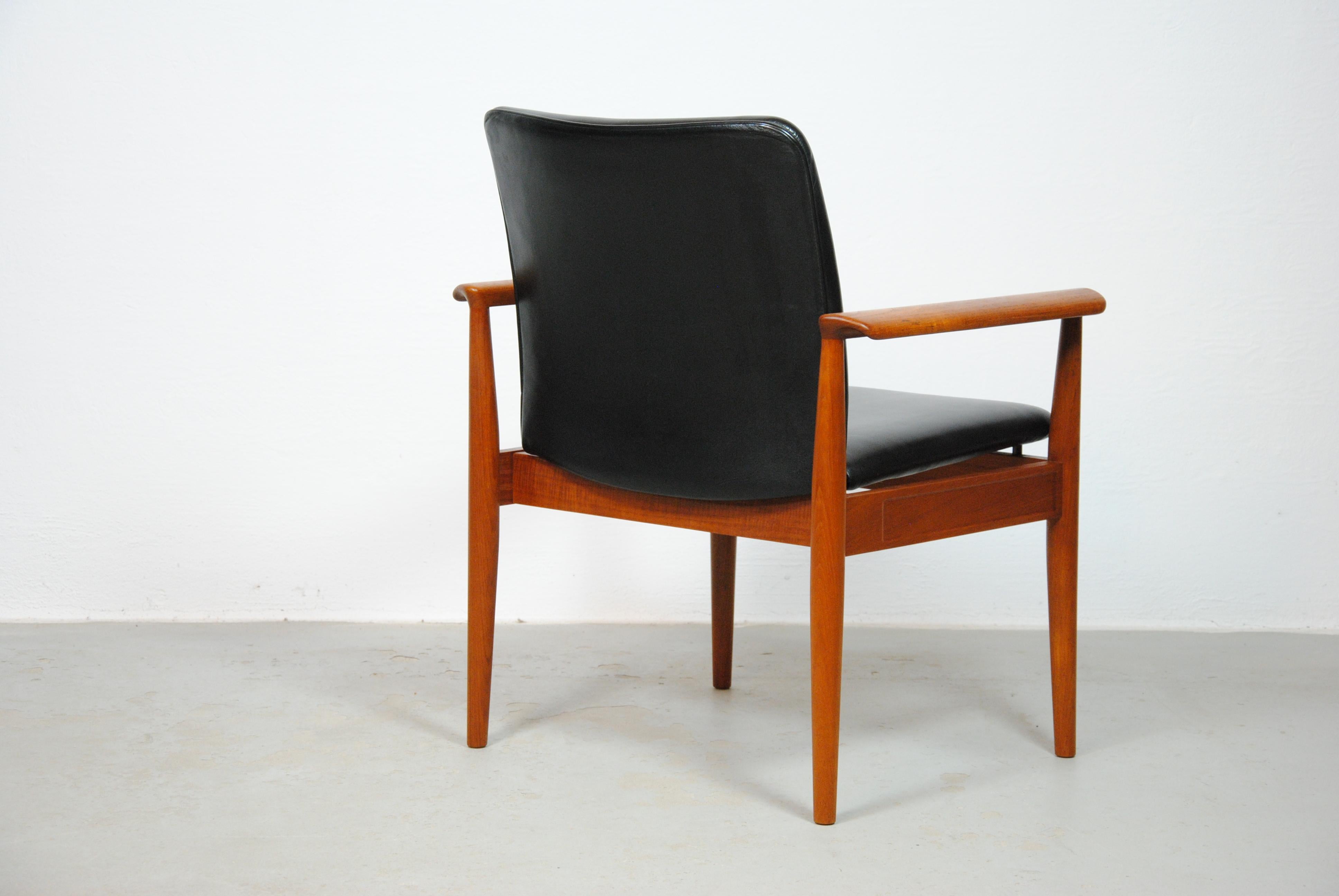 Ensemble de deux fauteuils Finn Juhl des années 1960 entièrement restaurés en teck et cuir par Cado en vente 3