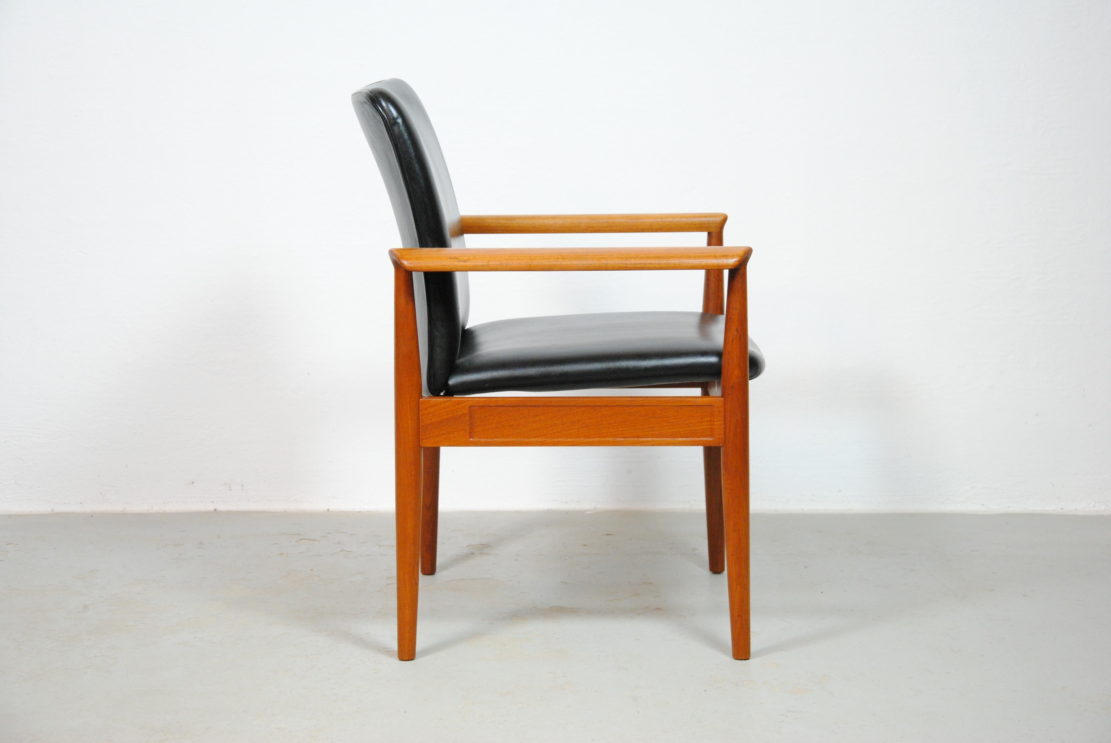 Ensemble de deux fauteuils Finn Juhl des années 1960 entièrement restaurés en teck et cuir par Cado en vente 4