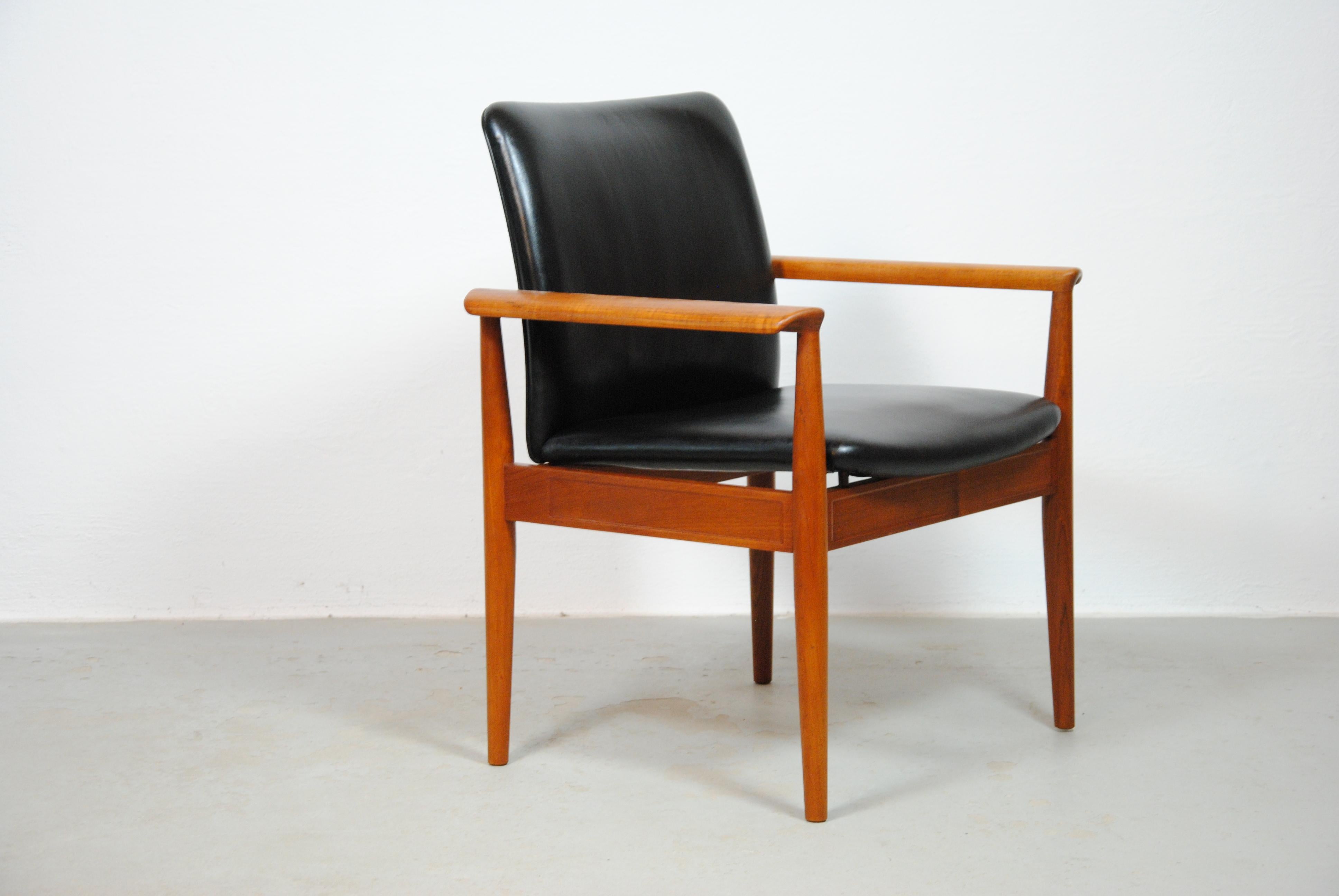 Ensemble de deux fauteuils Finn Juhl des années 1960 entièrement restaurés en teck et cuir par Cado en vente 5
