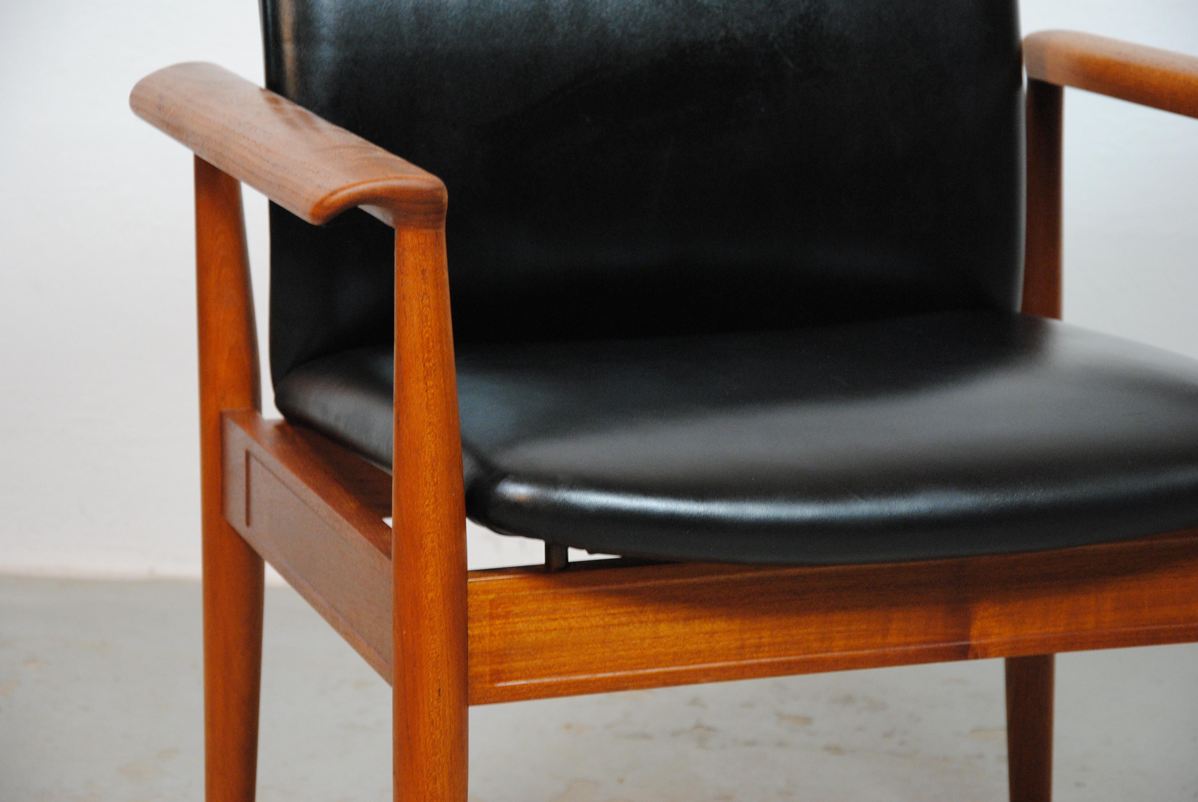 Ensemble de deux fauteuils Finn Juhl des années 1960 entièrement restaurés en teck et cuir par Cado en vente 6