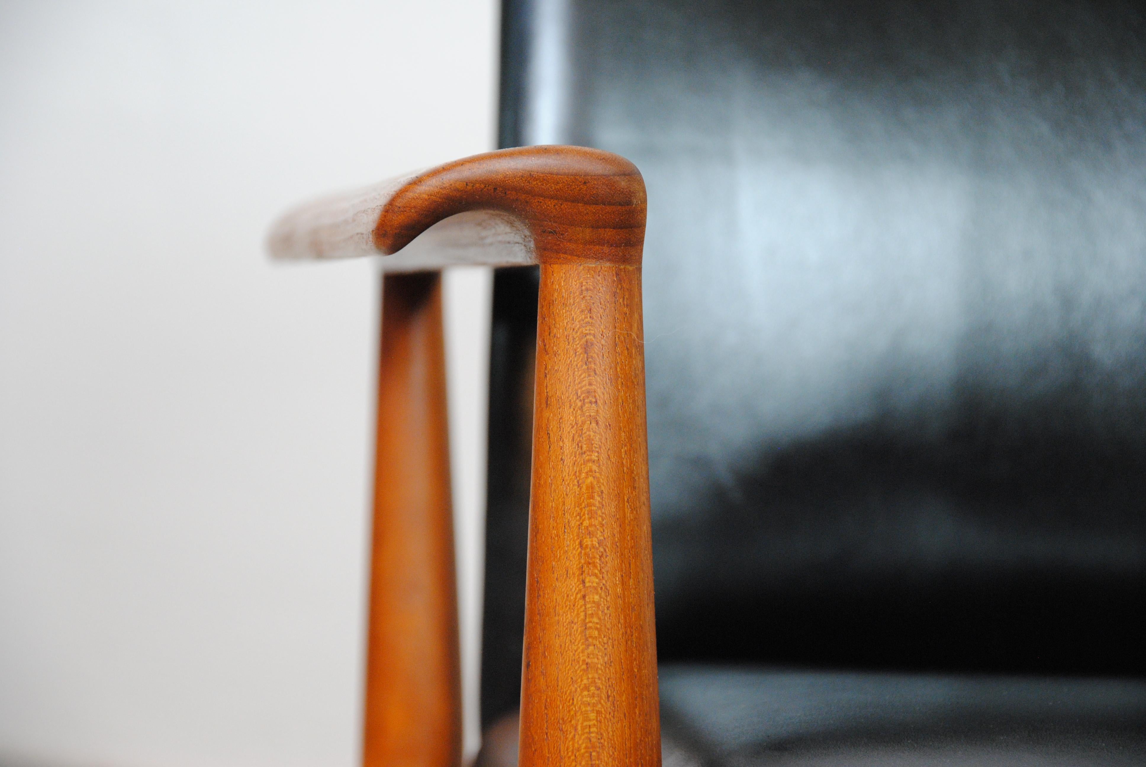 Ensemble de deux fauteuils Finn Juhl des années 1960 entièrement restaurés en teck et cuir par Cado en vente 8