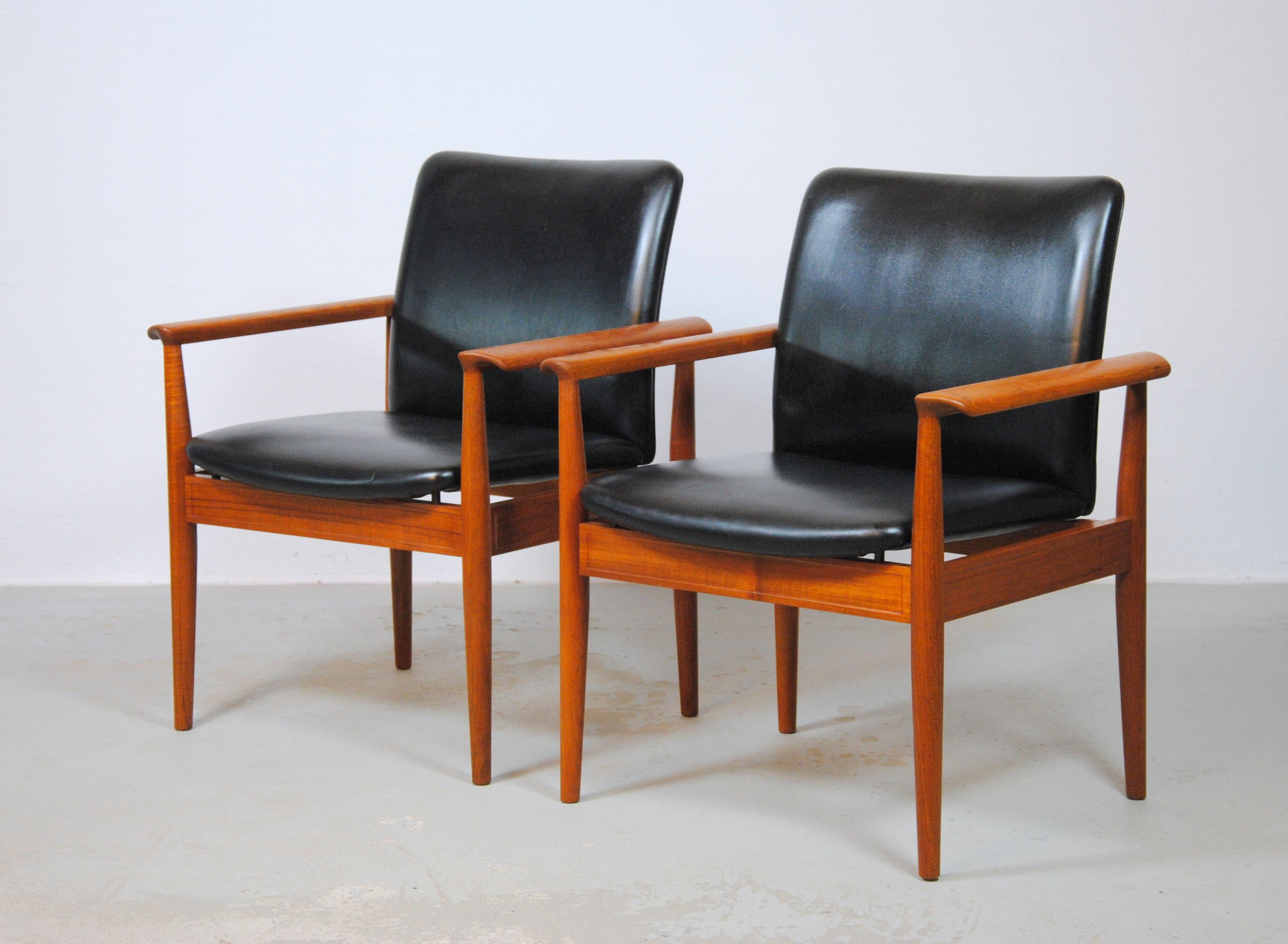 Scandinave moderne Ensemble de deux fauteuils Finn Juhl des années 1960 entièrement restaurés en teck et cuir par Cado en vente