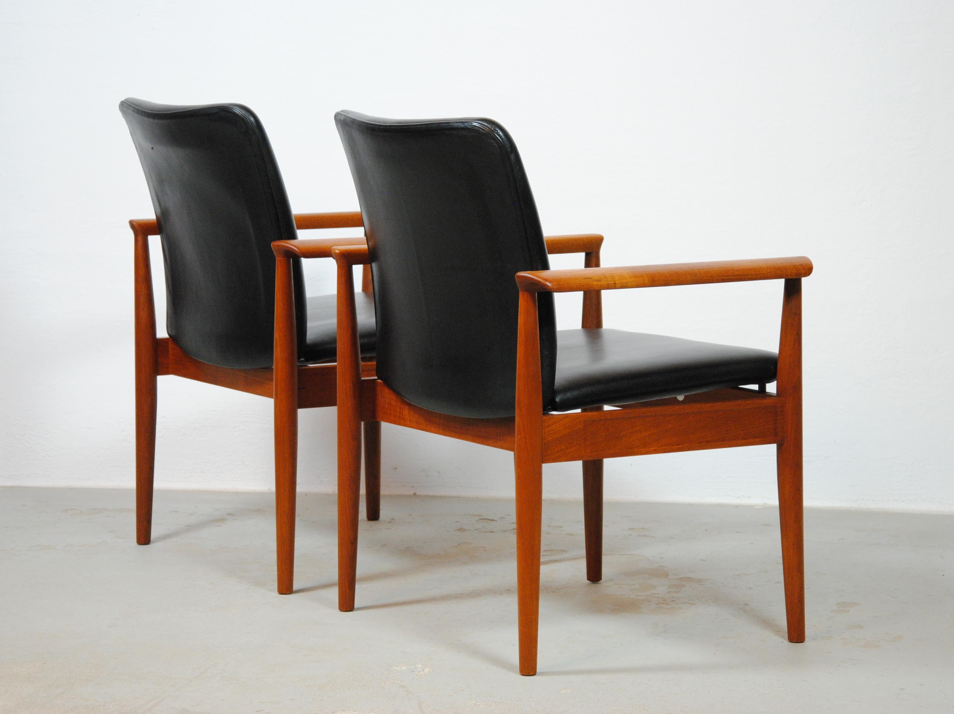 Danois Ensemble de deux fauteuils Finn Juhl des années 1960 entièrement restaurés en teck et cuir par Cado en vente