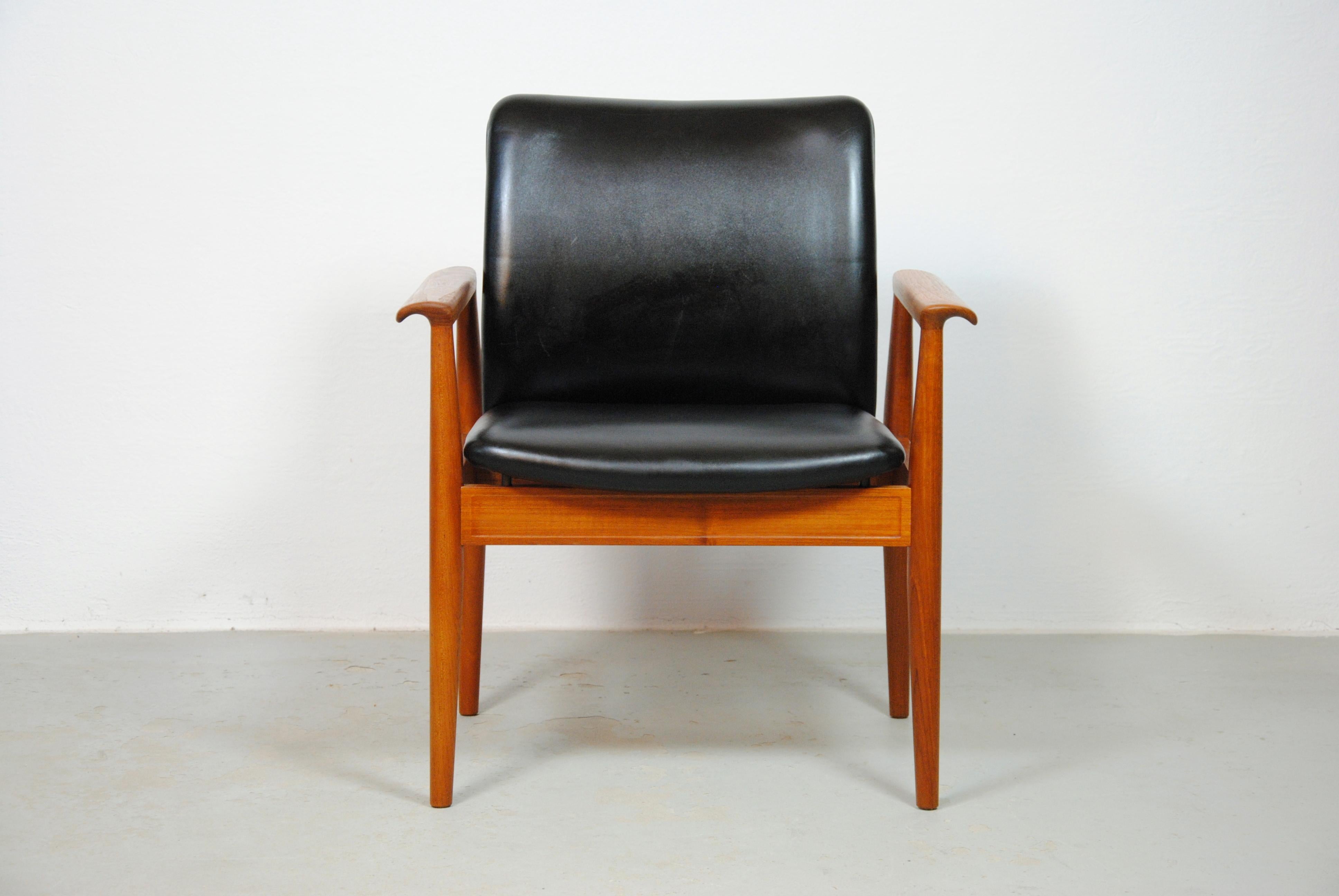Ensemble de deux fauteuils Finn Juhl des années 1960 entièrement restaurés en teck et cuir par Cado Bon état - En vente à Knebel, DK