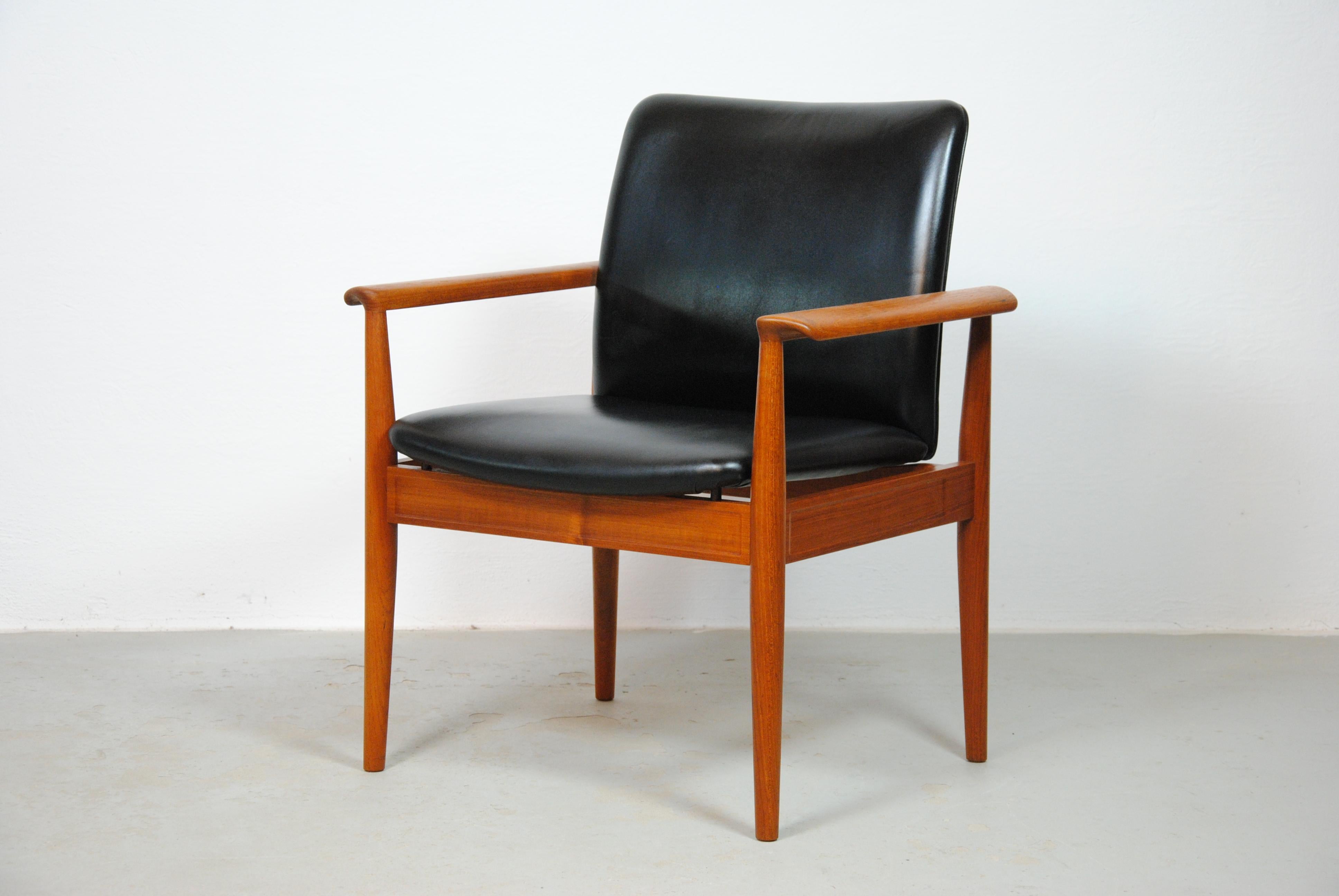 Milieu du XXe siècle Ensemble de deux fauteuils Finn Juhl des années 1960 entièrement restaurés en teck et cuir par Cado en vente