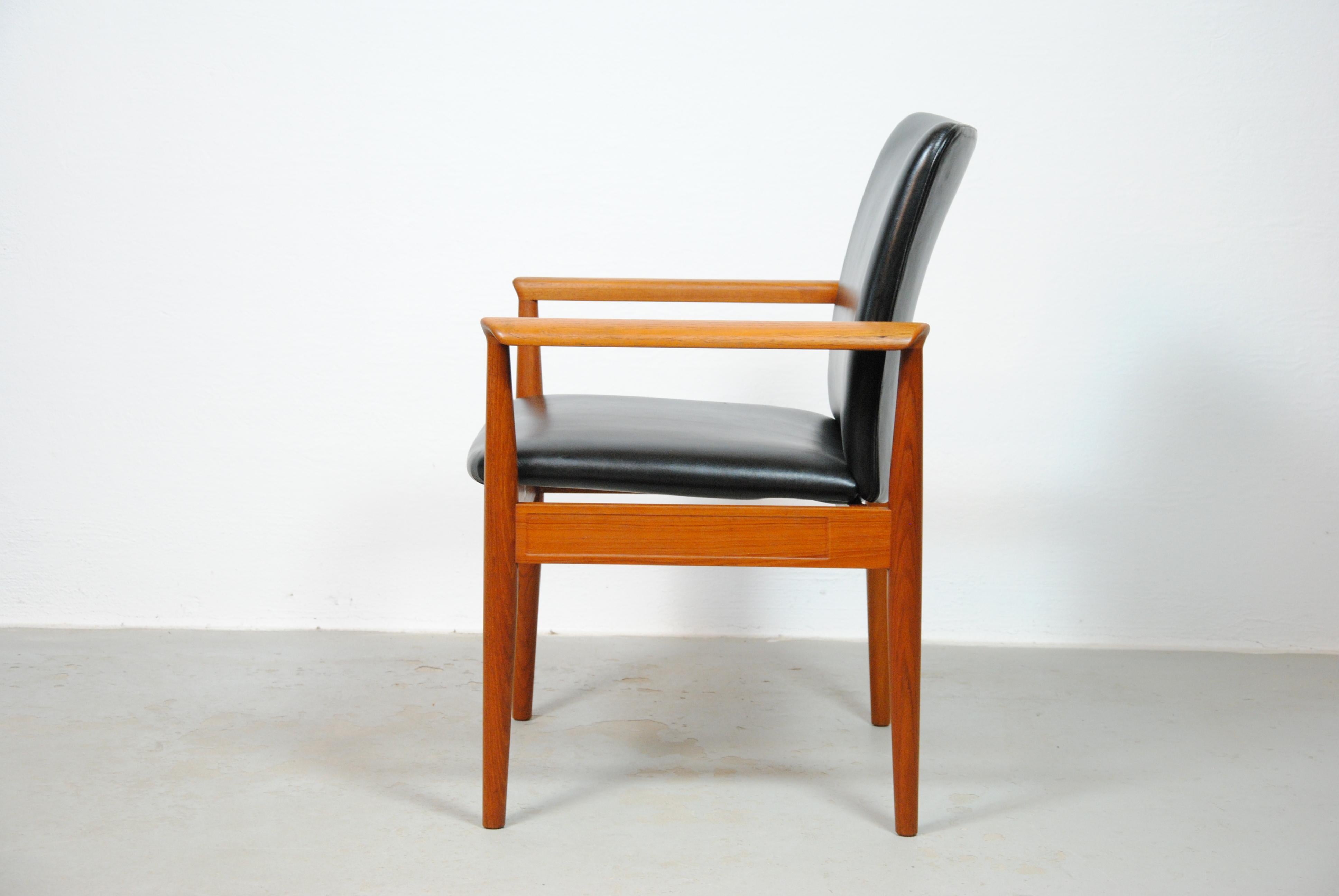 Cuir Ensemble de deux fauteuils Finn Juhl des années 1960 entièrement restaurés en teck et cuir par Cado en vente