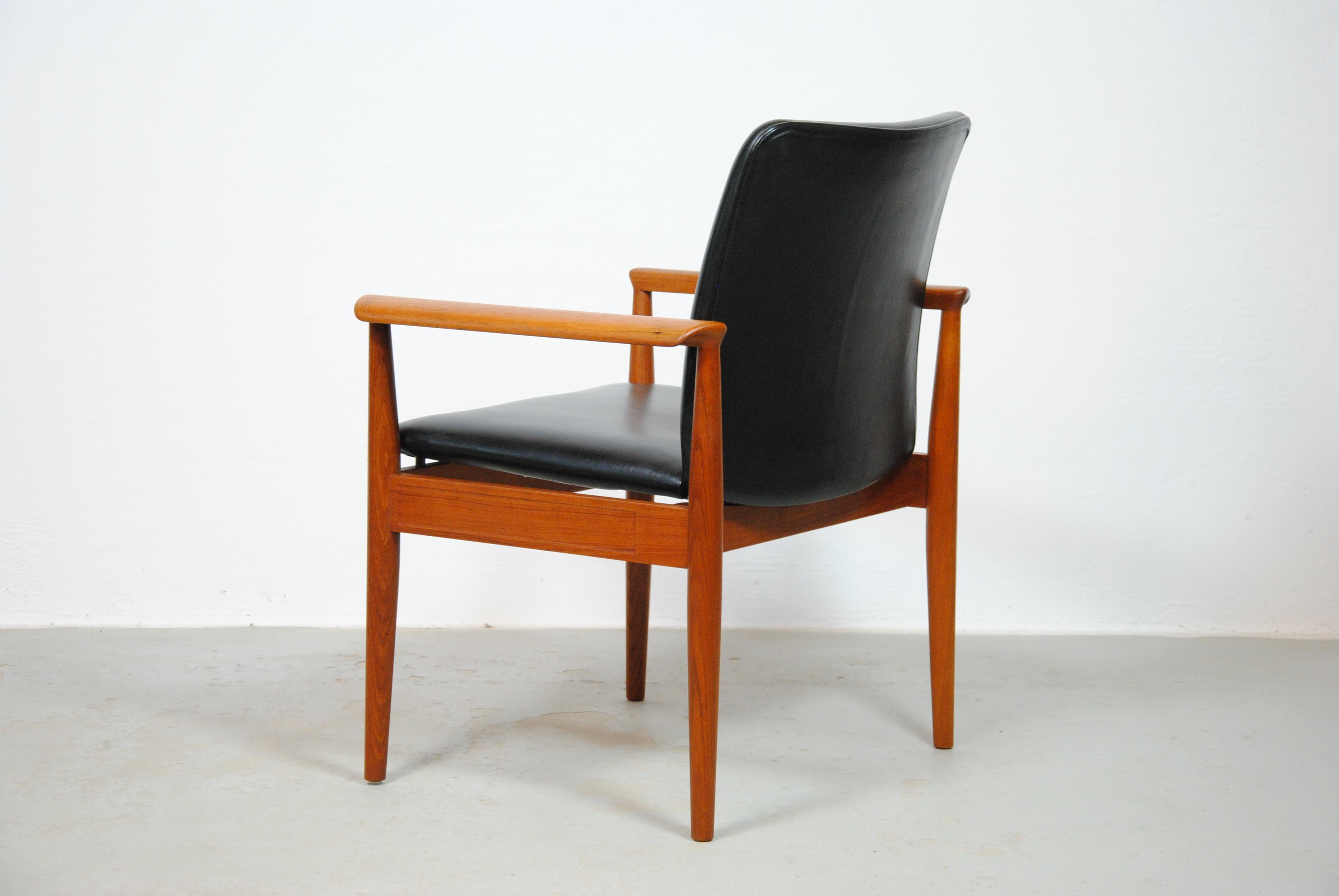 Ensemble de deux fauteuils Finn Juhl des années 1960 entièrement restaurés en teck et cuir par Cado en vente 1