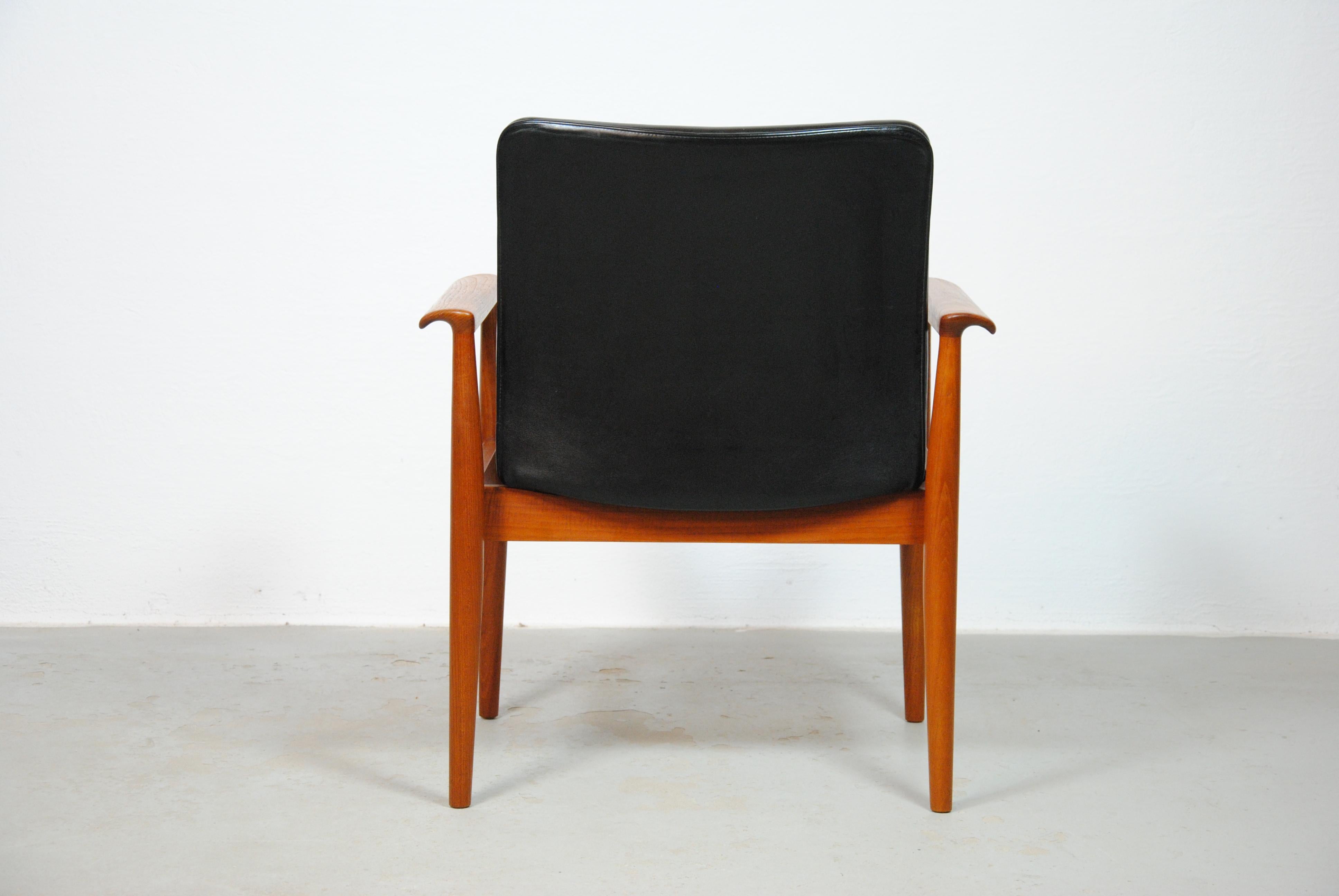 Ensemble de deux fauteuils Finn Juhl des années 1960 entièrement restaurés en teck et cuir par Cado en vente 2