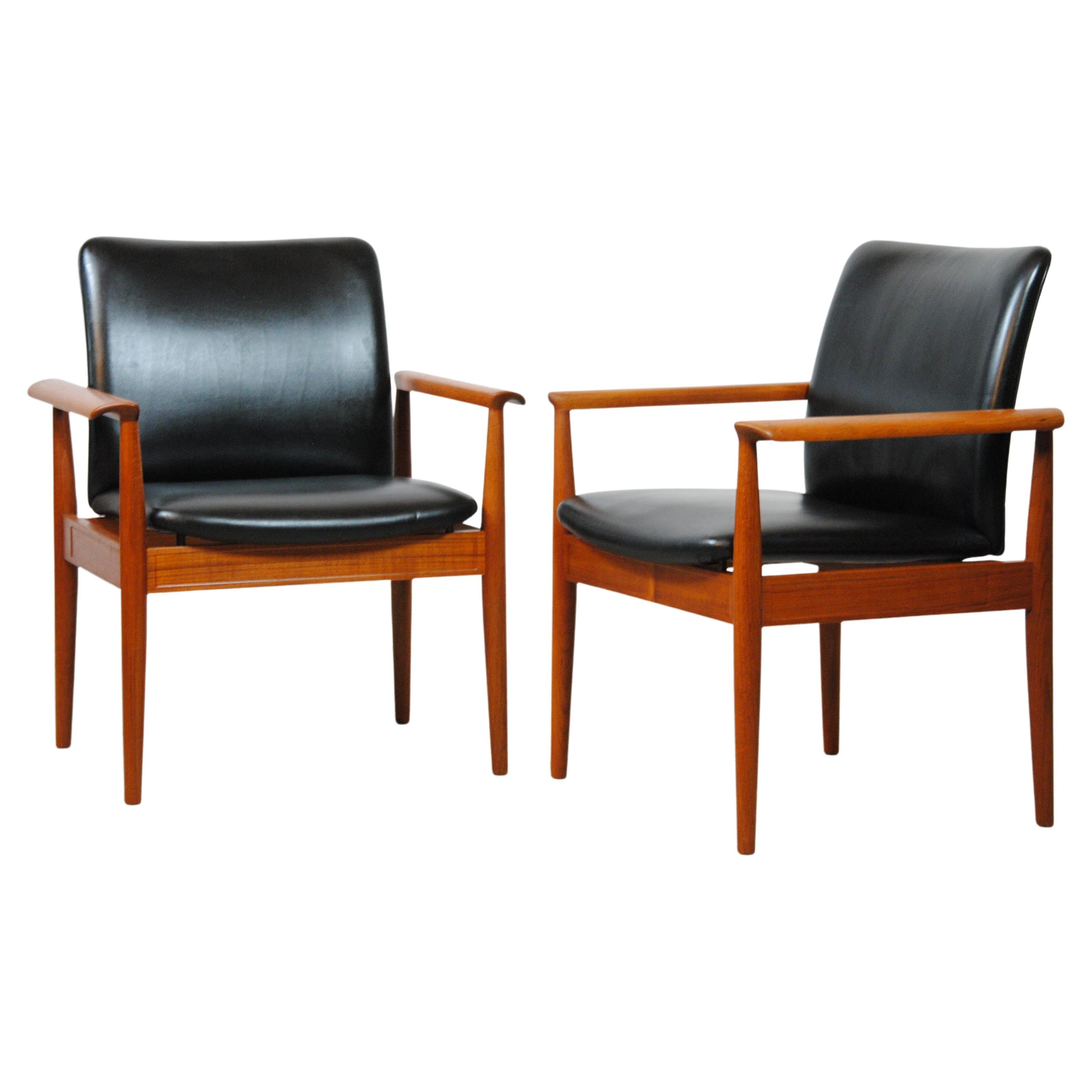 Ensemble de deux fauteuils Finn Juhl des années 1960 entièrement restaurés en teck et cuir par Cado