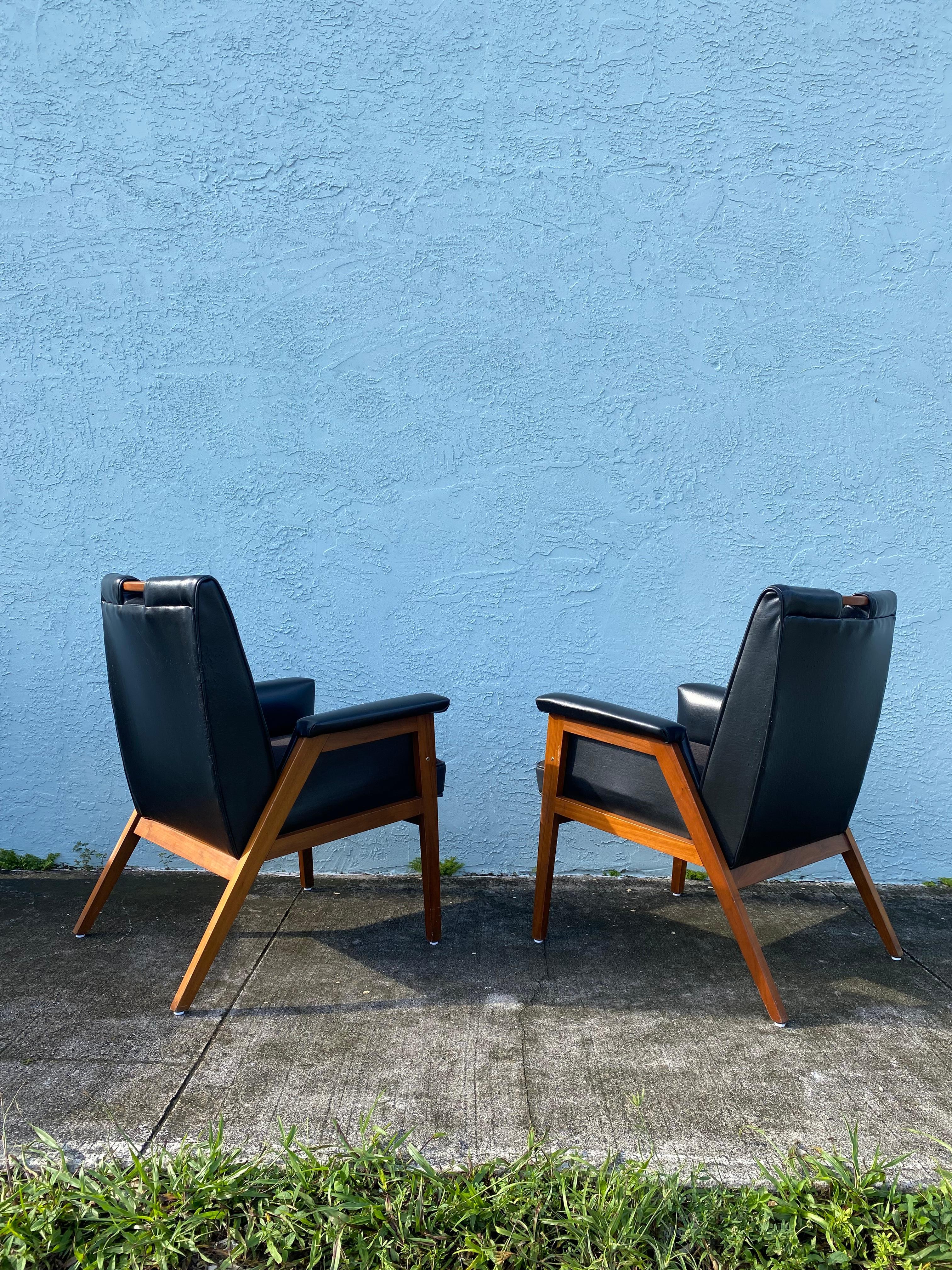 Mid-Century Modern 1960s Finn Julh Danish Walnut Leather Sculptural Chairs, Set of 2 For Sale