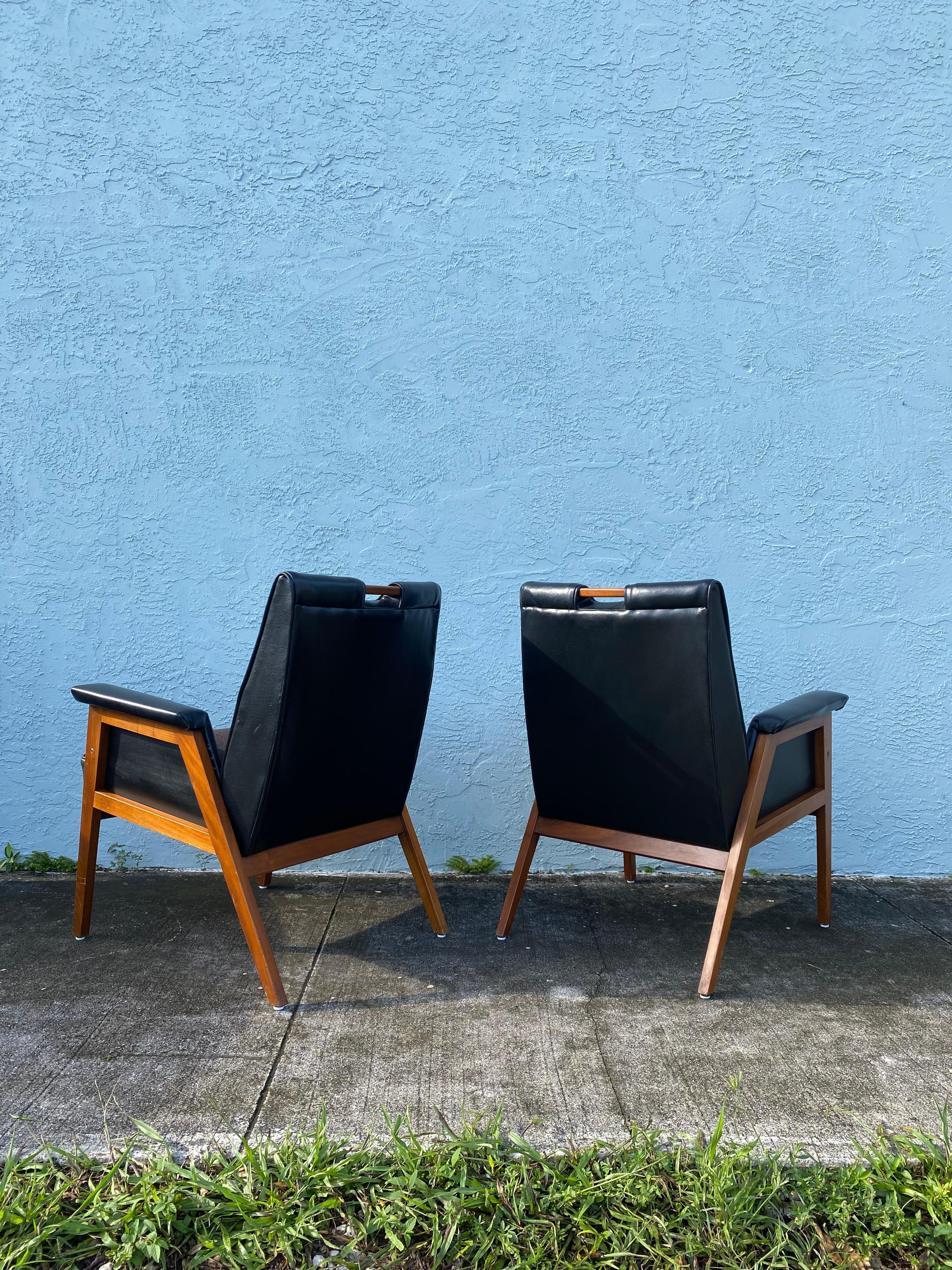 1960s Finn Julh Danish Walnut Leather Sculptural Chairs, Set of 2 In Good Condition For Sale In Fort Lauderdale, FL