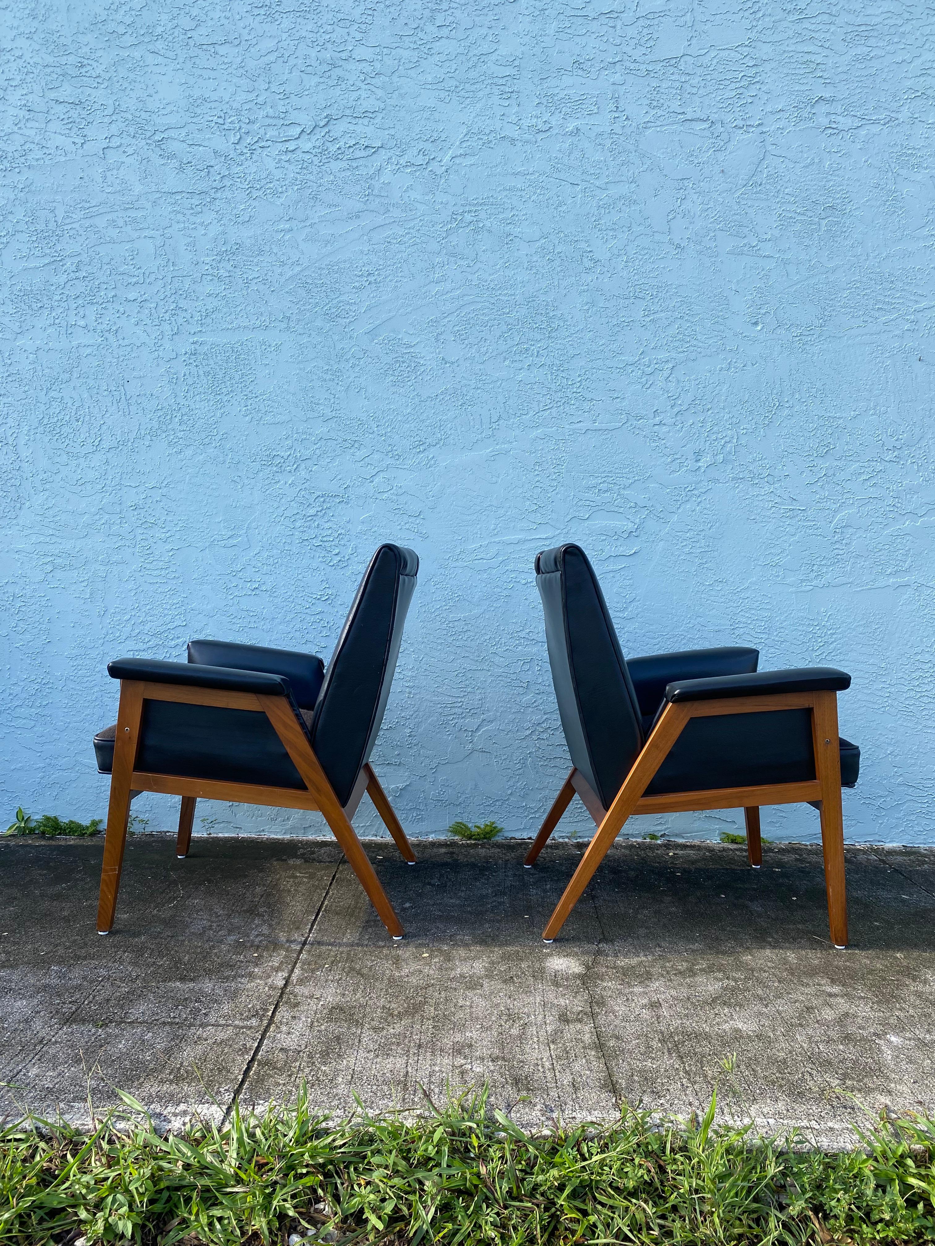 1960s Finn Julh Danish Walnut Leather Sculptural Chairs, Set of 2 For Sale 1