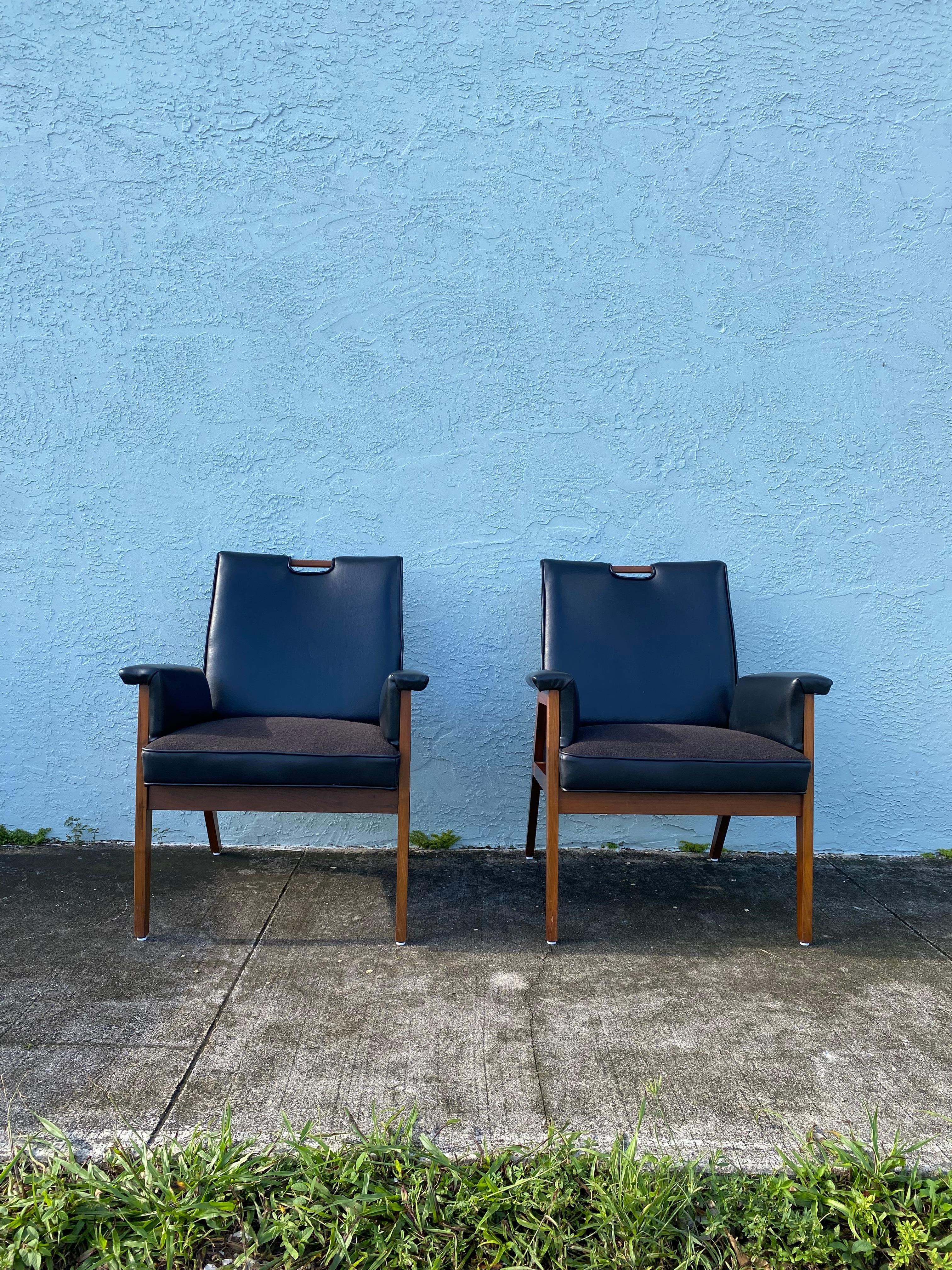 1960s Finn Julh Danish Walnut Leather Sculptural Chairs, Set of 2 For Sale 2