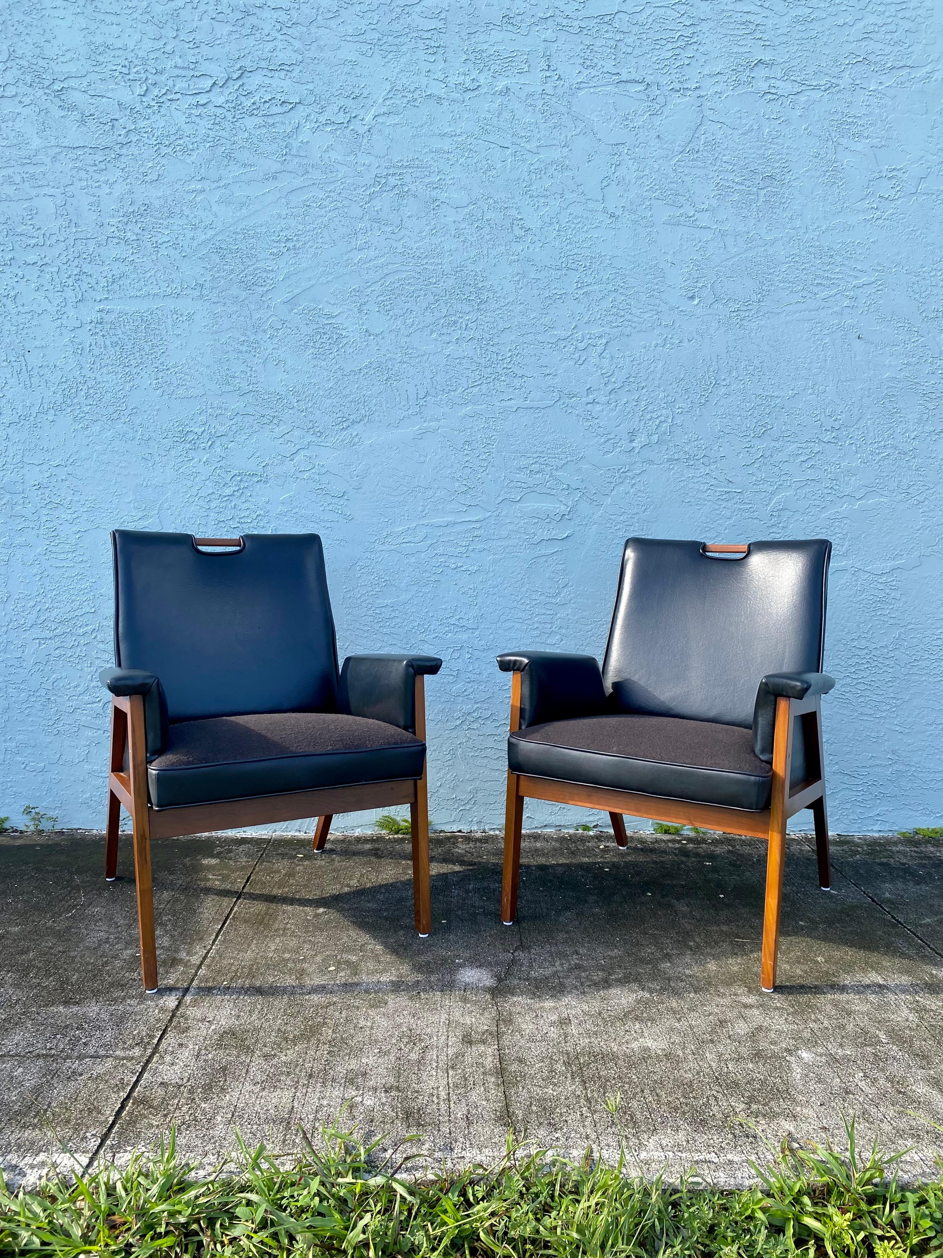 1960s Finn Julh Danish Walnut Leather Sculptural Chairs, Set of 2 For Sale 3