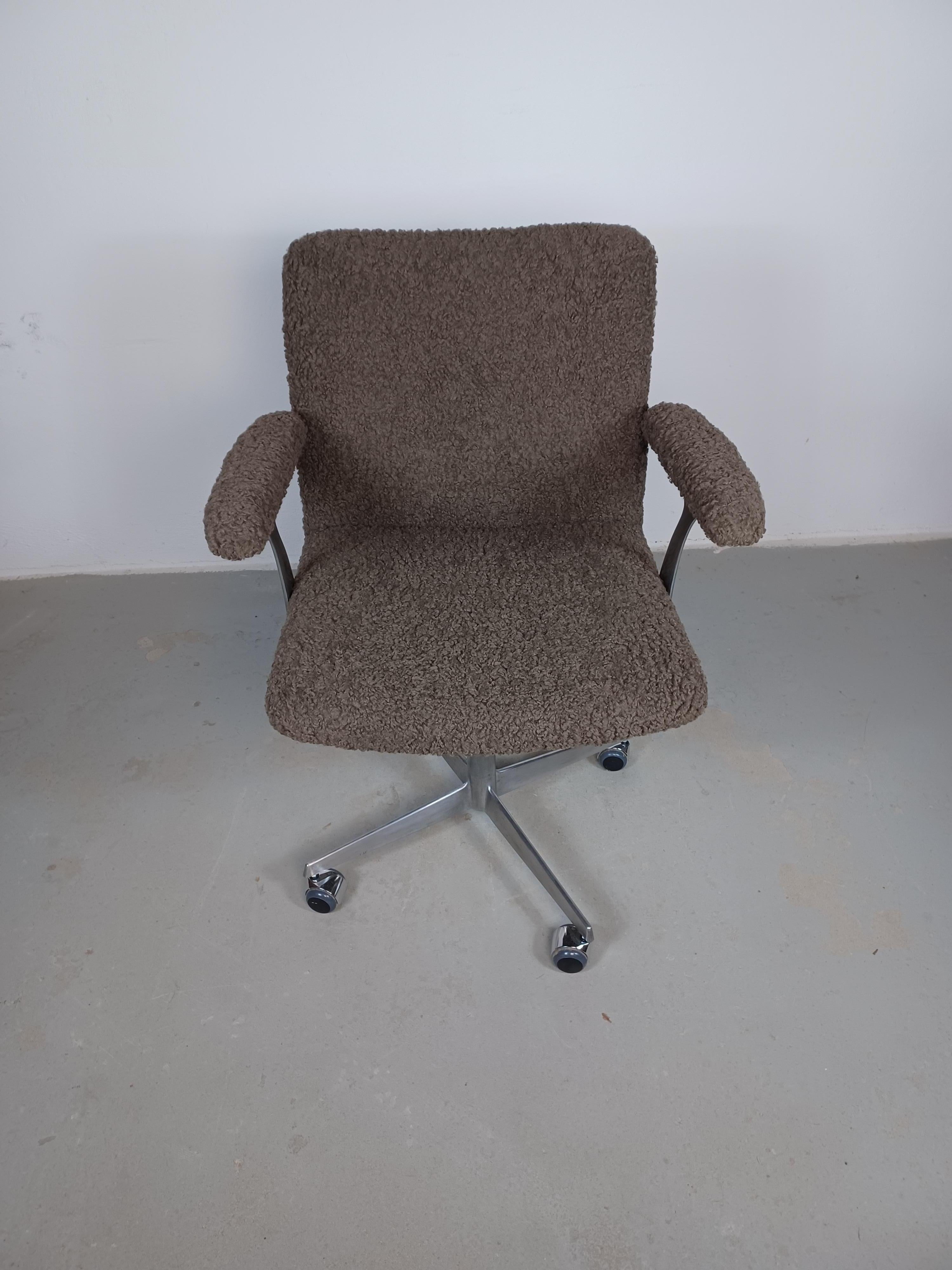 1960s Finn Juul restored reupholstered model 209 swivel chair by France and Søn

The Finn Juhl model 209 office swivel chair is originally part of Finn Juhls and France and Son's Diplomat and Technocrat office series consisting of desks, conference