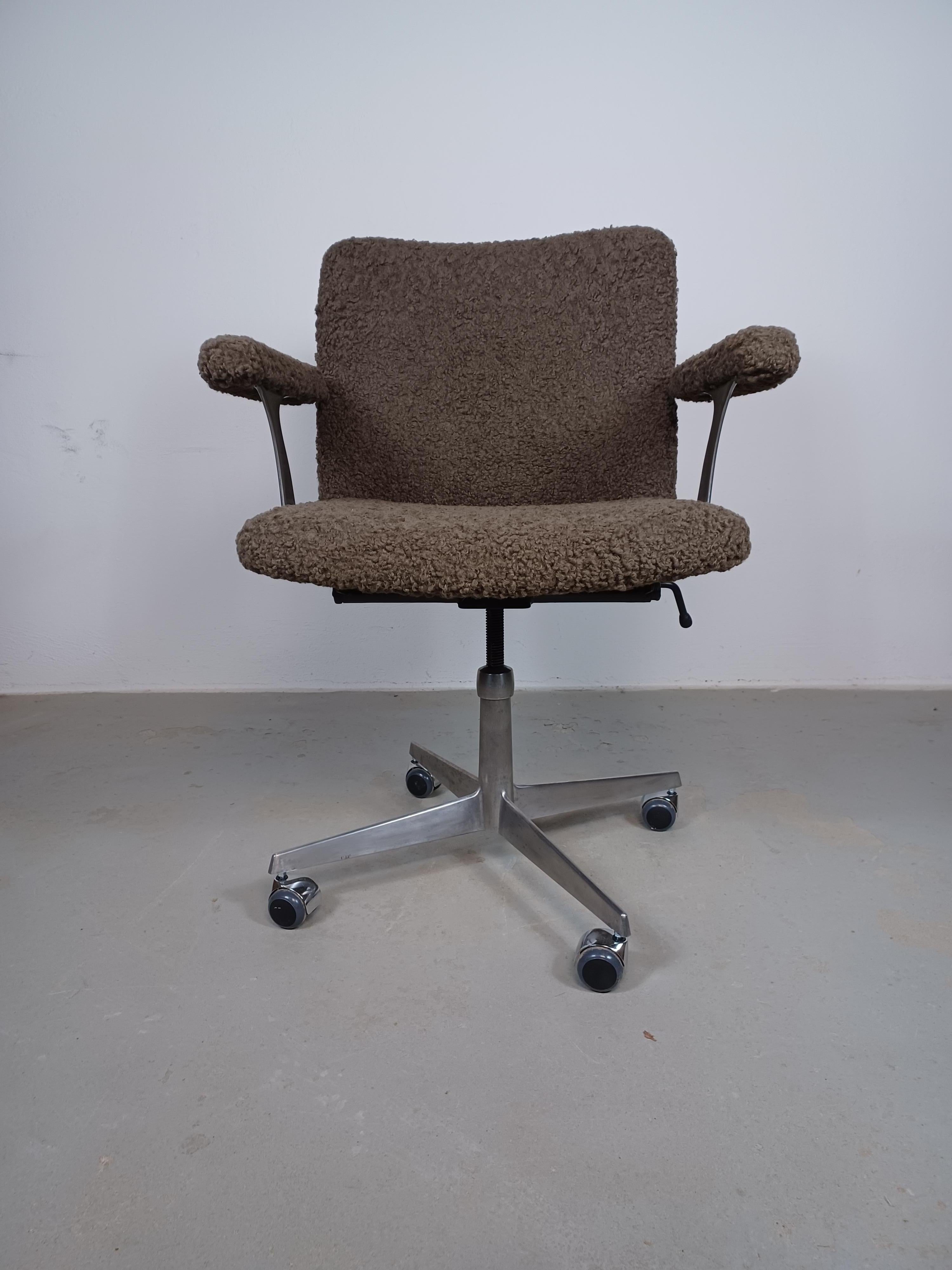 Scandinavian Modern 1960s Finn Juul Restored Reupholstered Model 209 Swivel Chair by France and Son For Sale