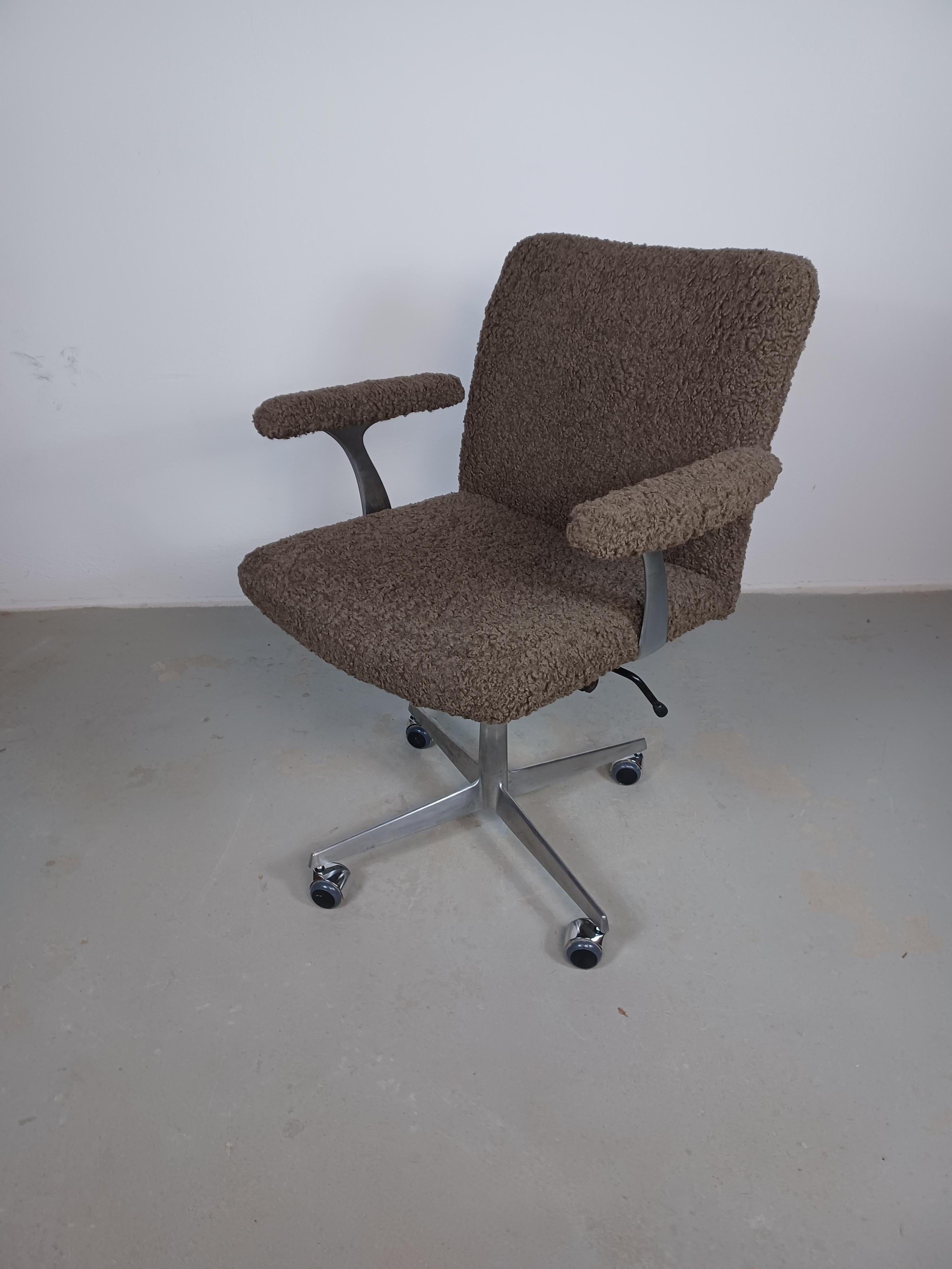 Danish 1960s Finn Juul Restored Reupholstered Model 209 Swivel Chair by France and Son For Sale