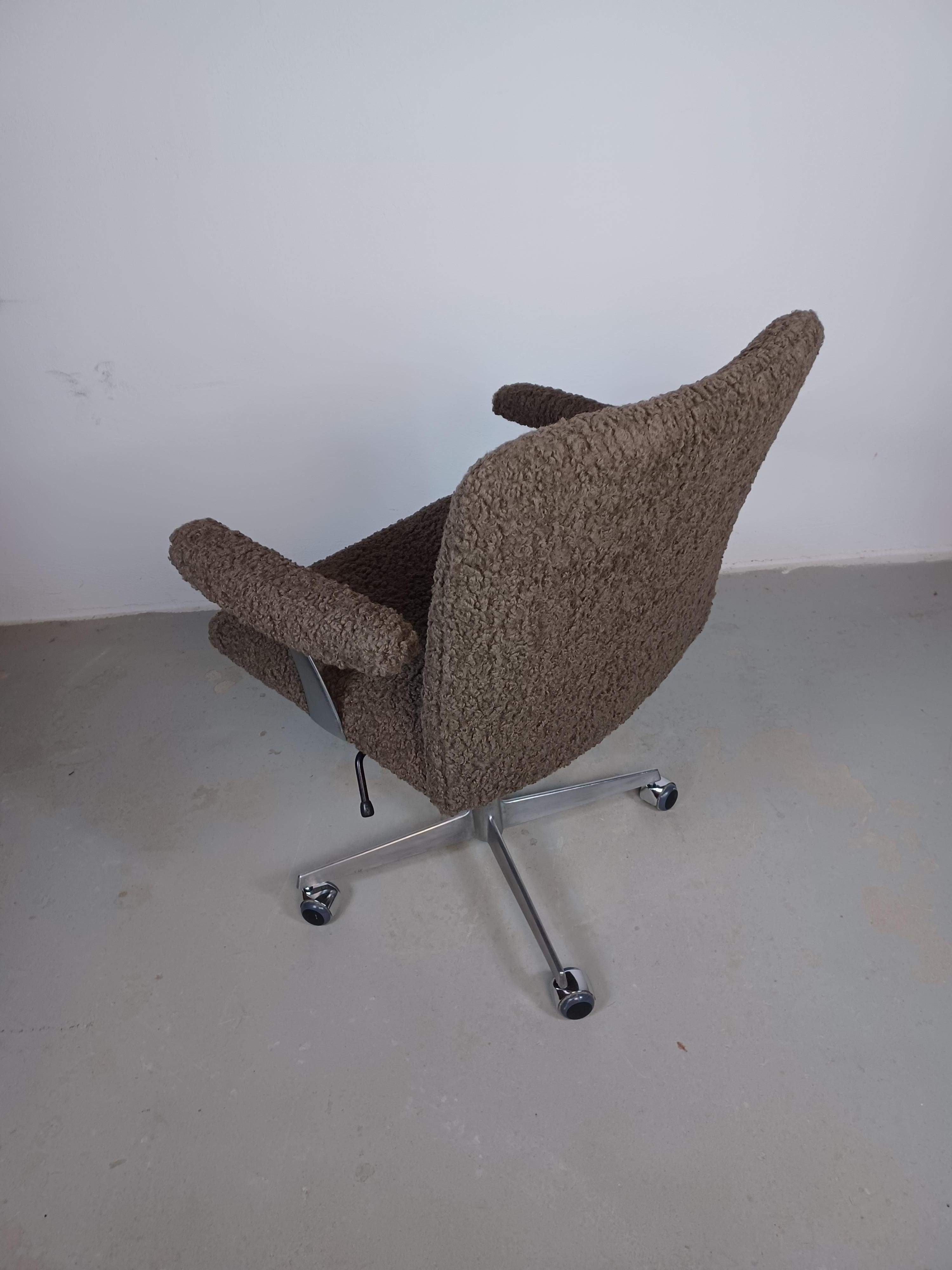Mid-20th Century 1960s Finn Juul Restored Reupholstered Model 209 Swivel Chair by France and Son For Sale