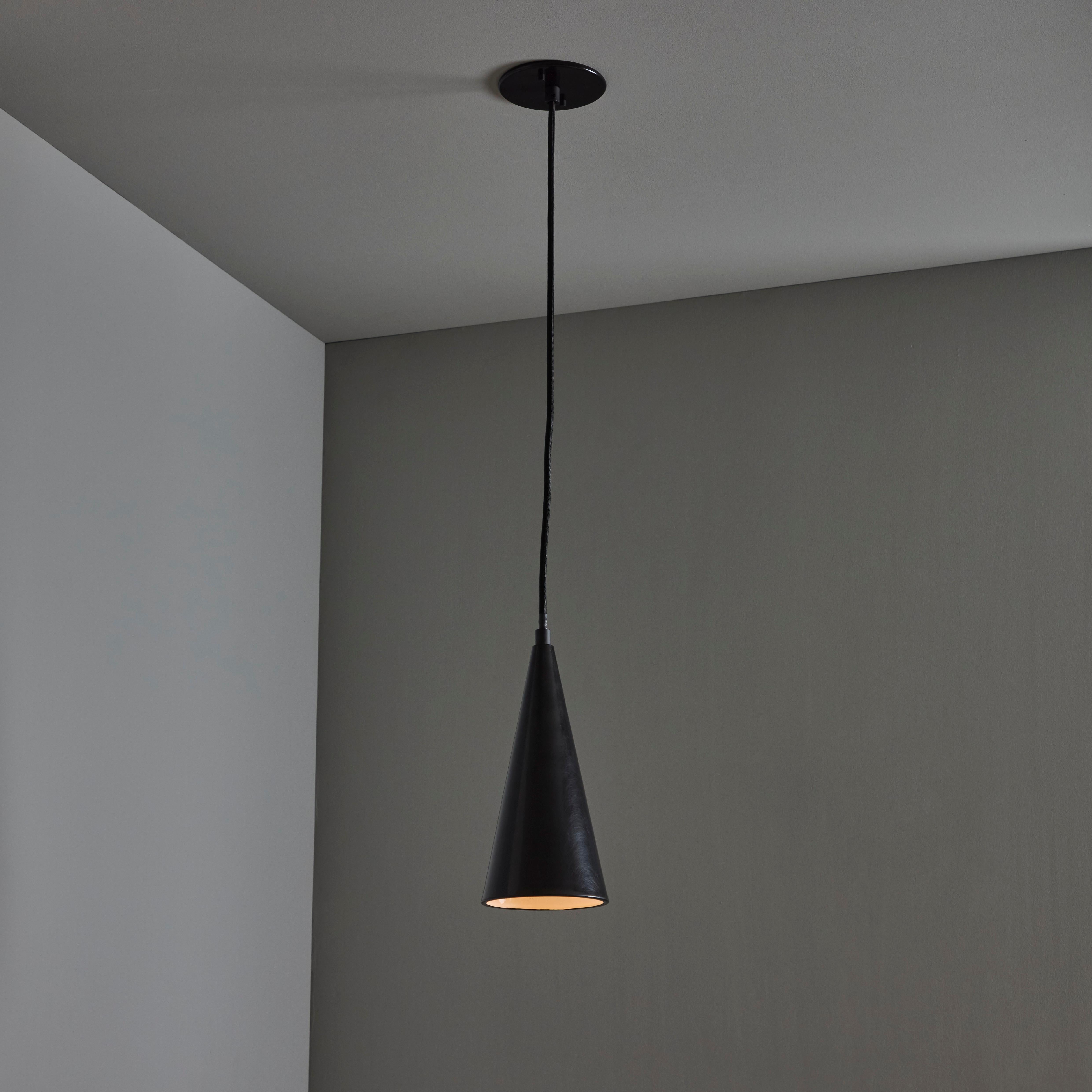 Lampada a sospensione finlandese conica in metallo nero degli anni '60 attribuita a Mauri Almari in vendita 2