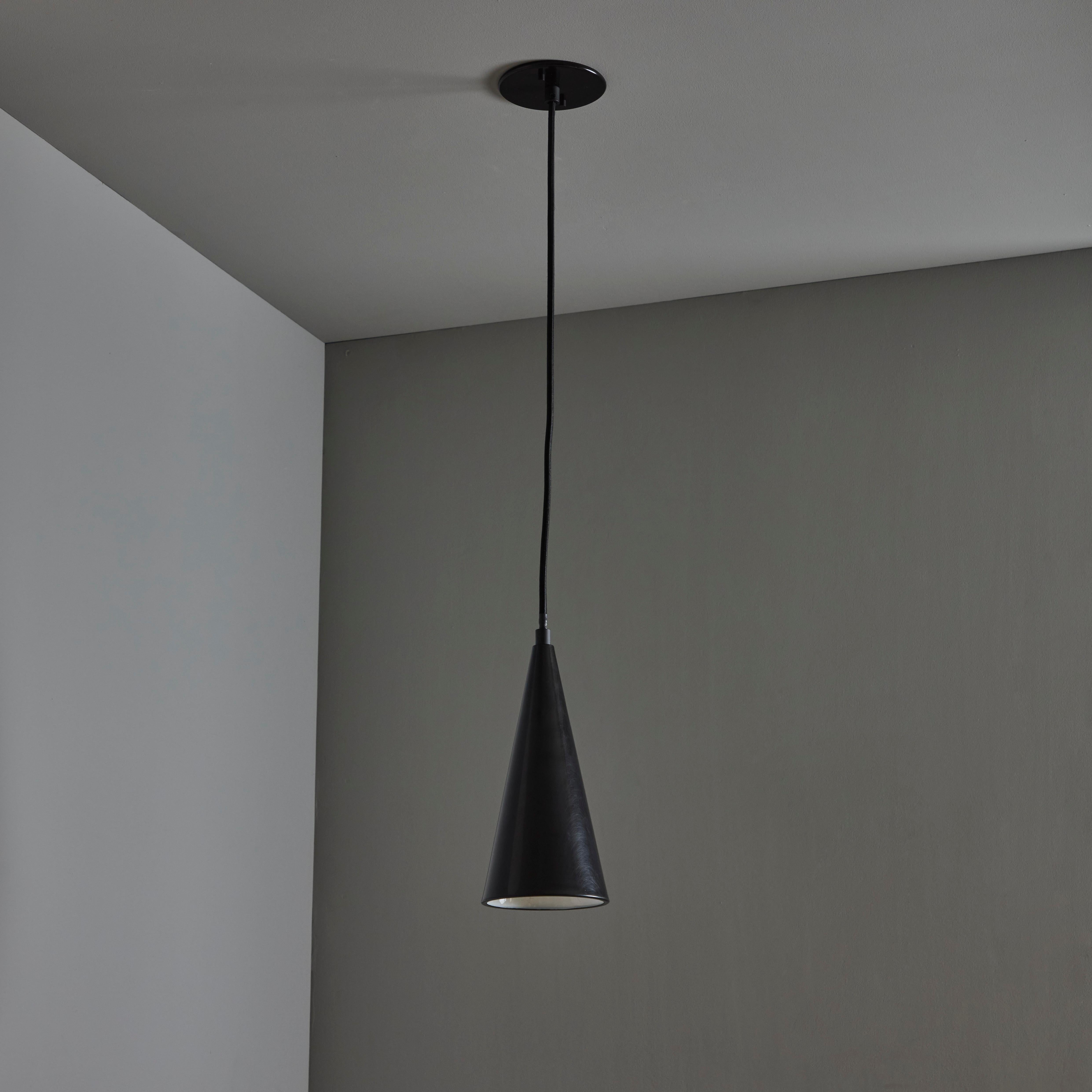 Lampada a sospensione finlandese conica in metallo nero degli anni '60 attribuita a Mauri Almari in vendita 3