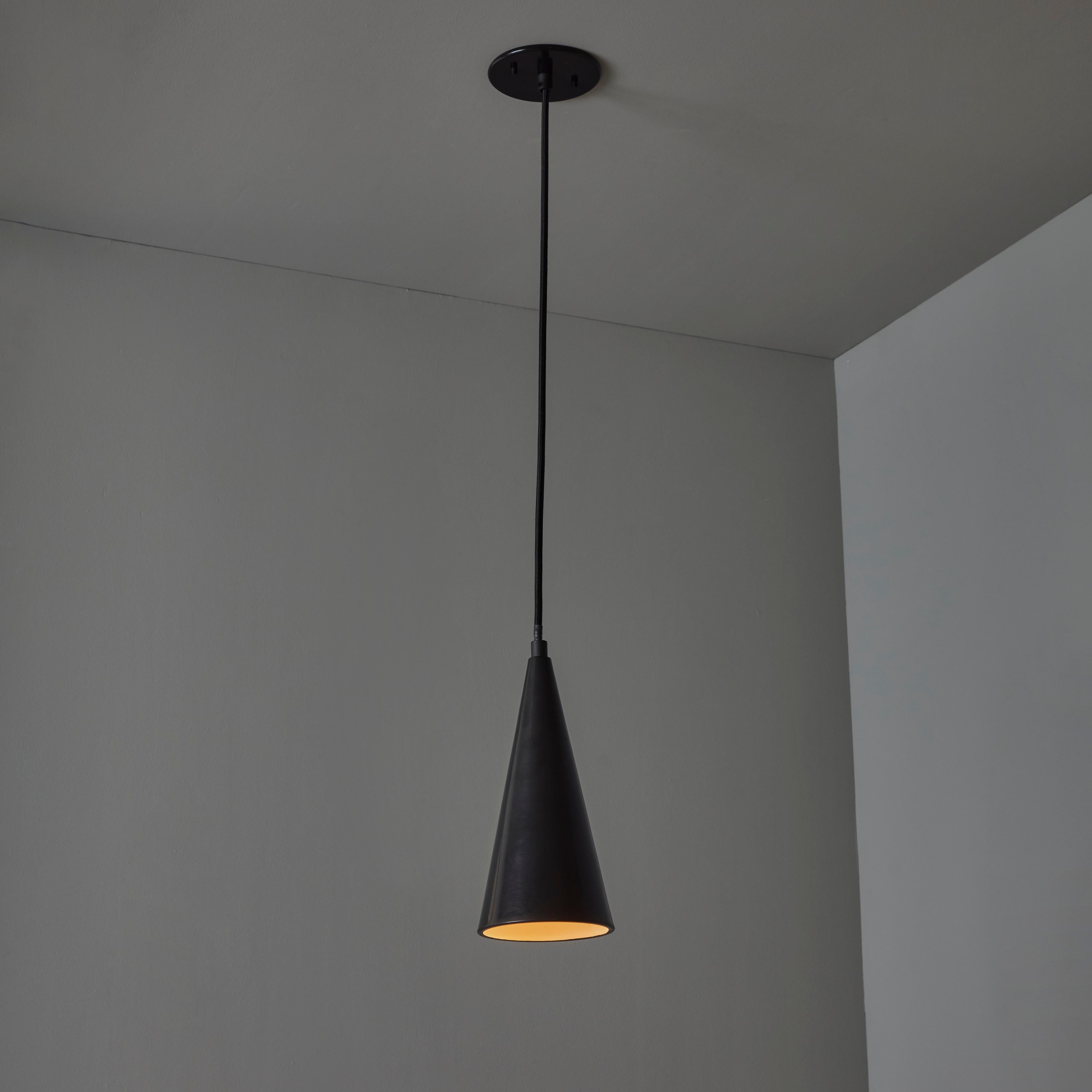 Lampada a sospensione finlandese conica in metallo nero degli anni '60 attribuita a Mauri Almari. Un raro esemplare realizzato in metallo verniciato nero con tettuccio verniciato nero in stile d'epoca da montare sopra la j-box standard degli Stati