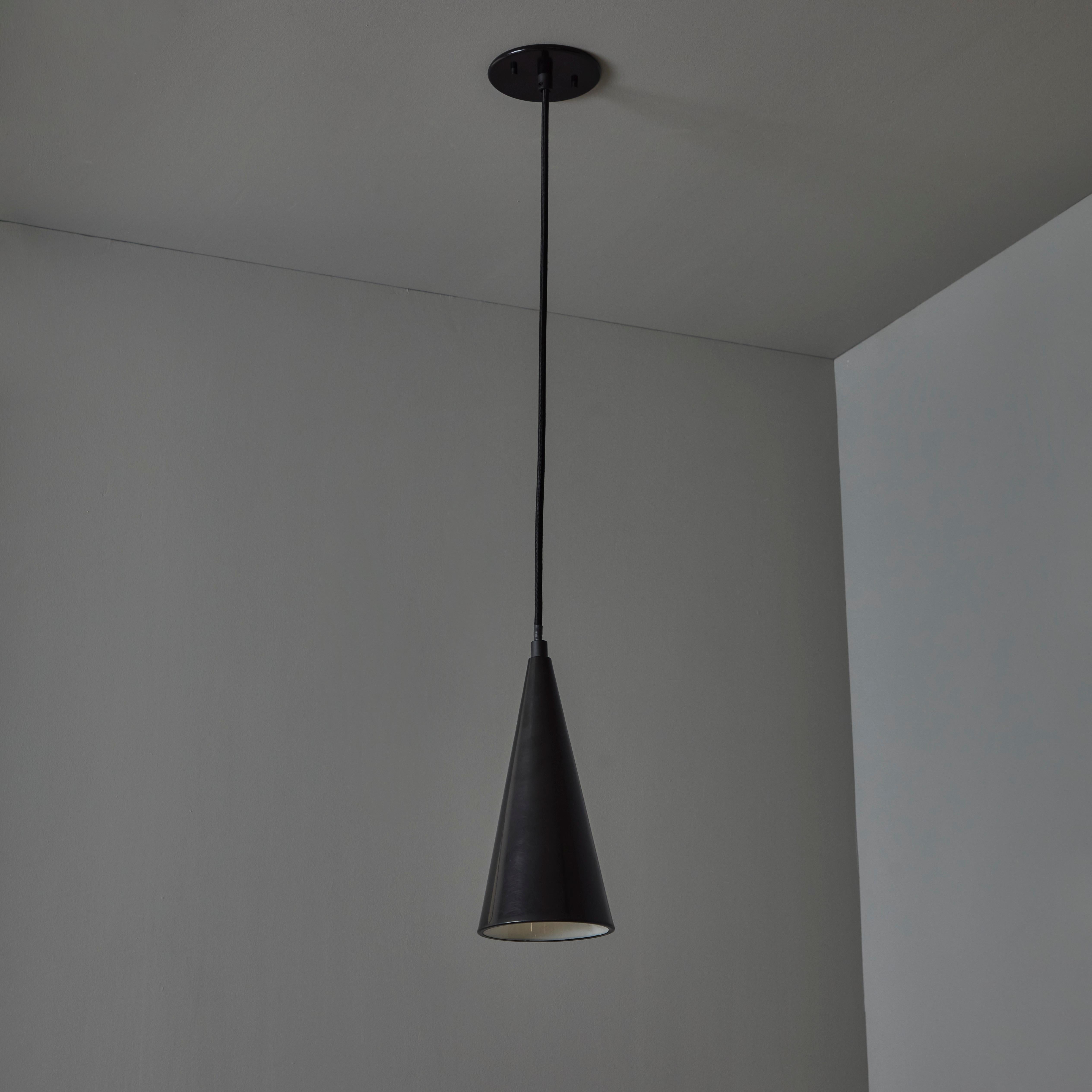 Scandinavo moderno Lampada a sospensione finlandese conica in metallo nero degli anni '60 attribuita a Mauri Almari in vendita