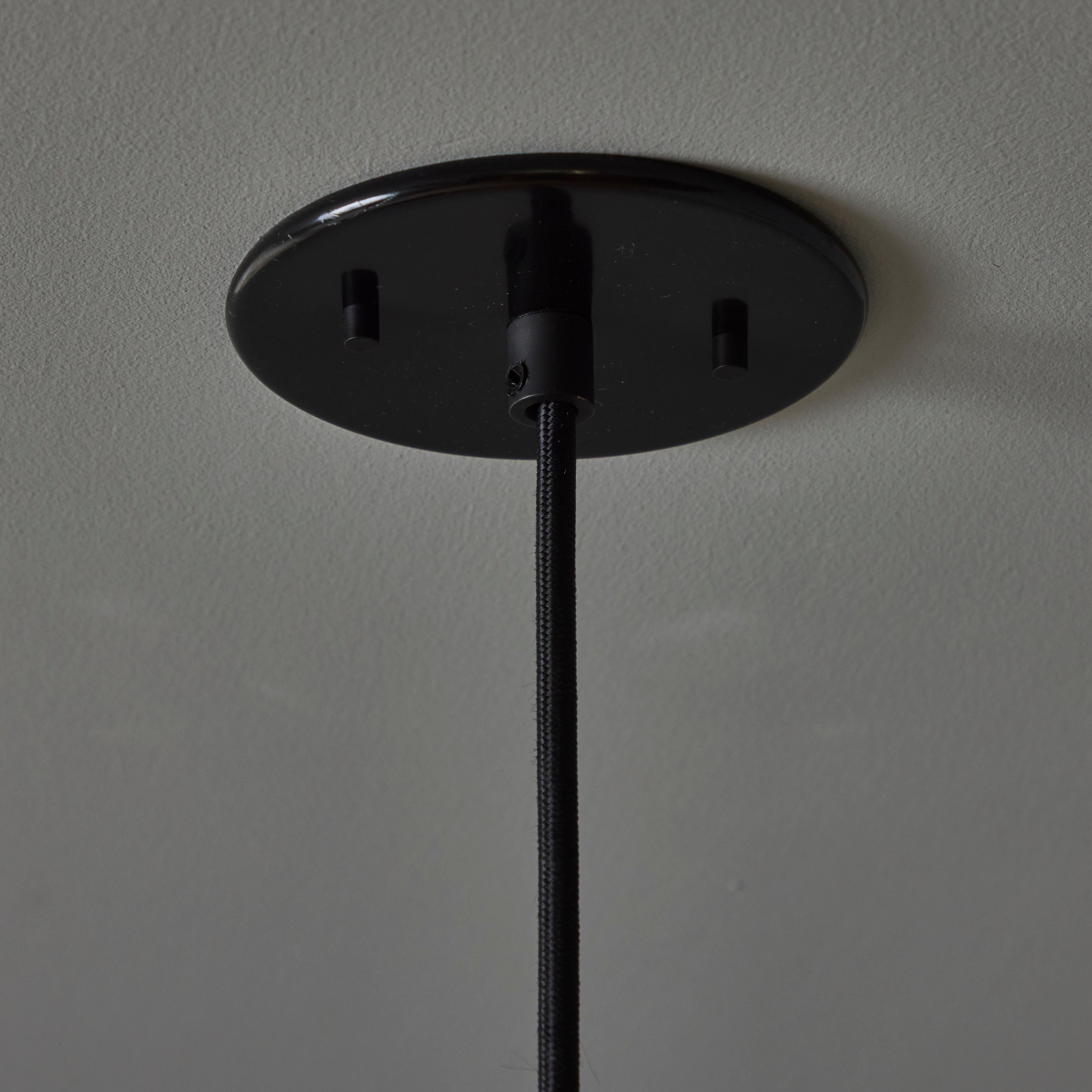 Finlandese Lampada a sospensione finlandese conica in metallo nero degli anni '60 attribuita a Mauri Almari in vendita