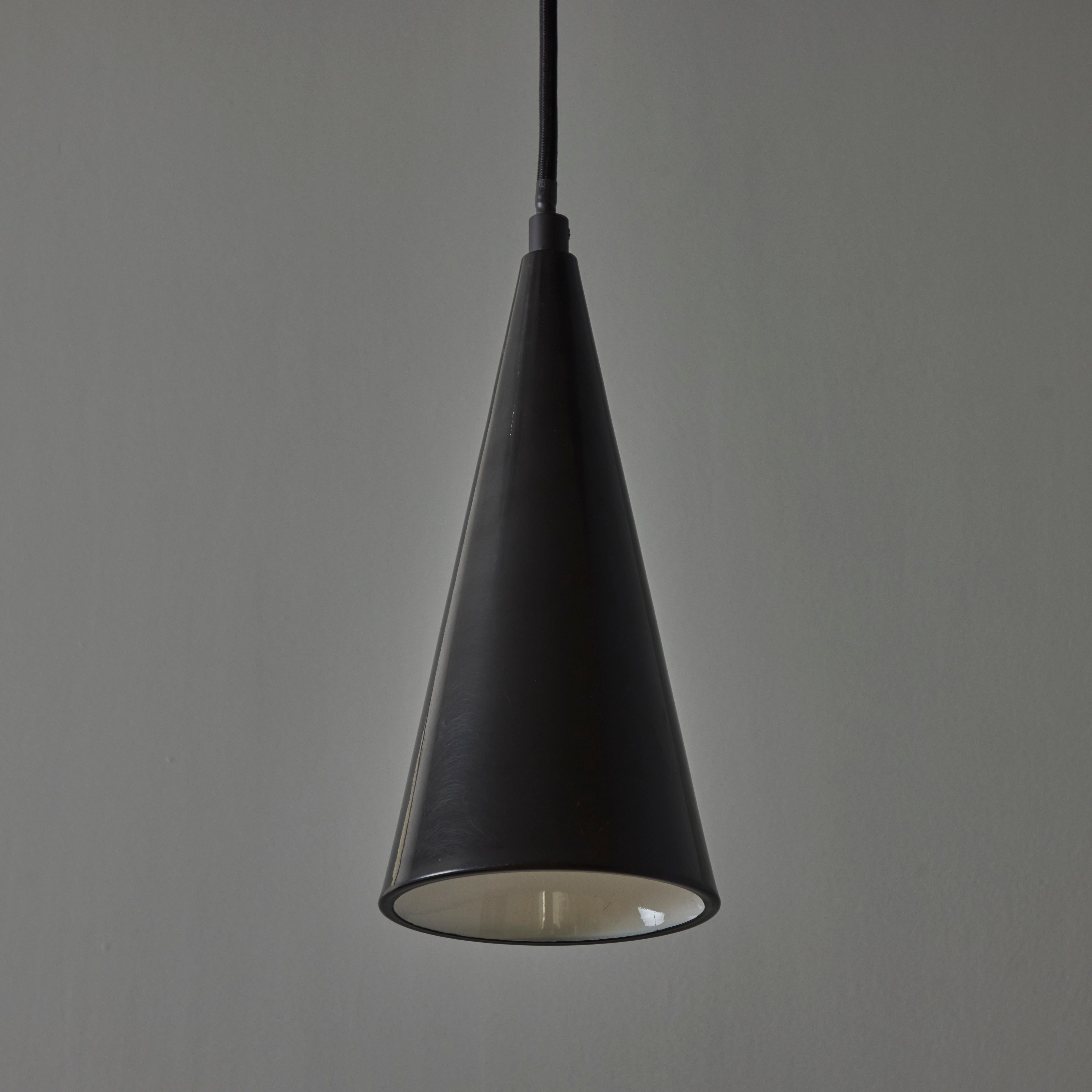 Lampada a sospensione finlandese conica in metallo nero degli anni '60 attribuita a Mauri Almari In condizioni buone in vendita a Glendale, CA